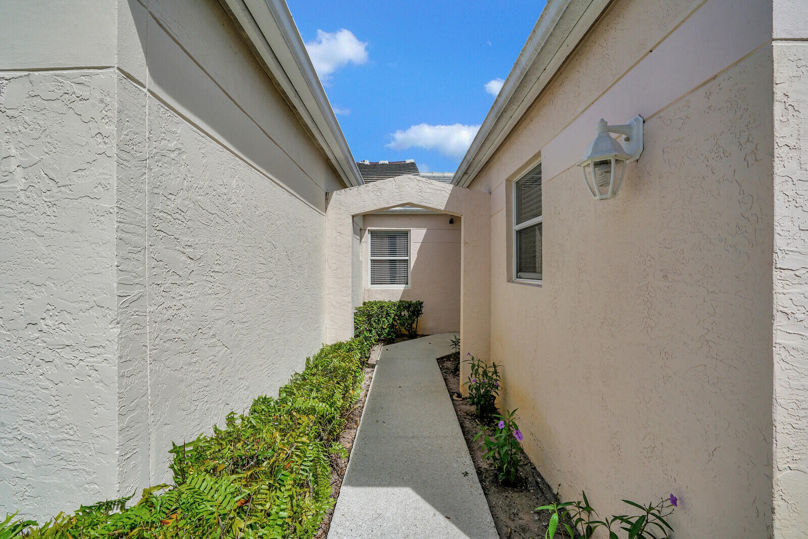 ISLAND OF RIVER BRIDGE - Residential Lease