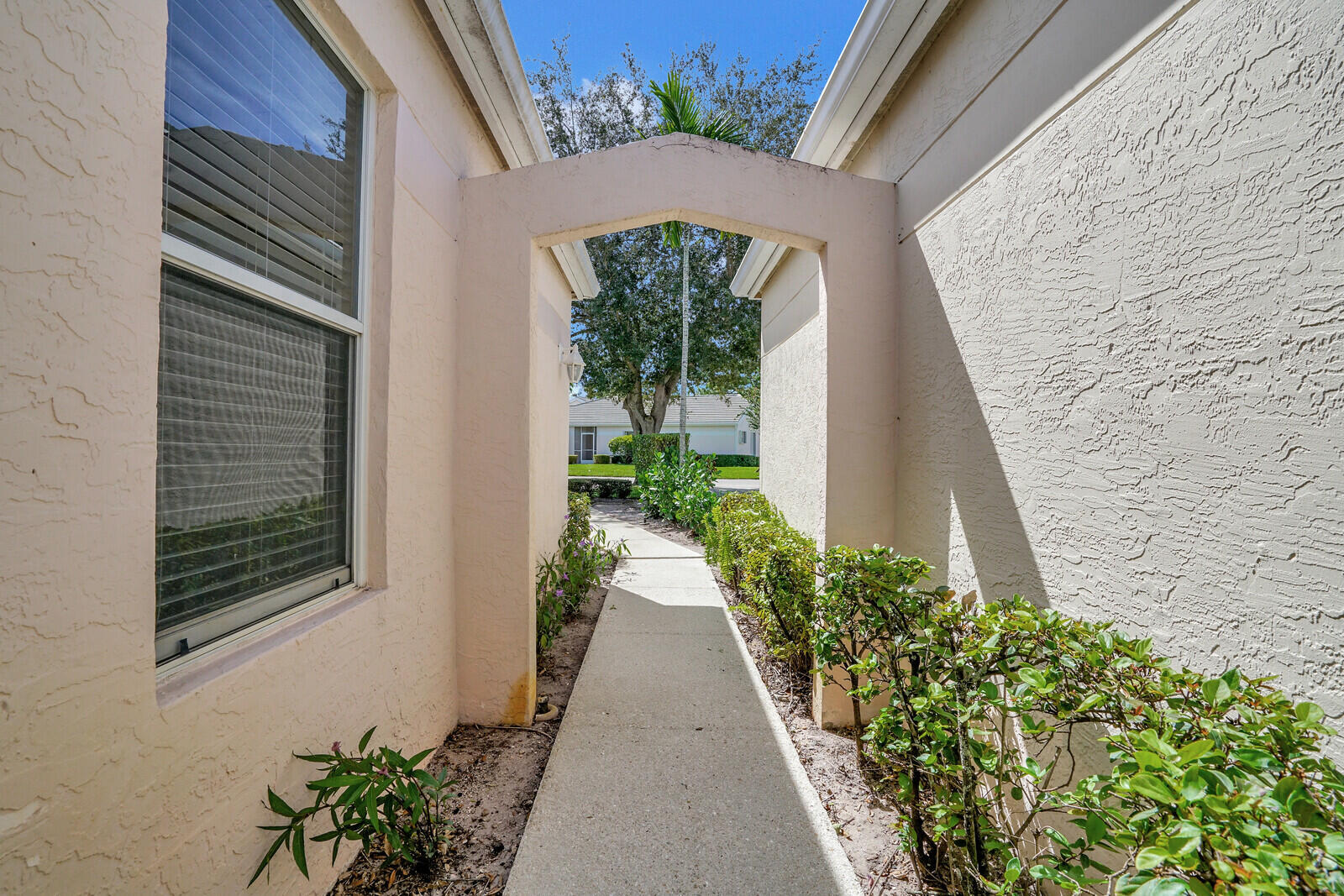 ISLAND OF RIVER BRIDGE - Residential Lease