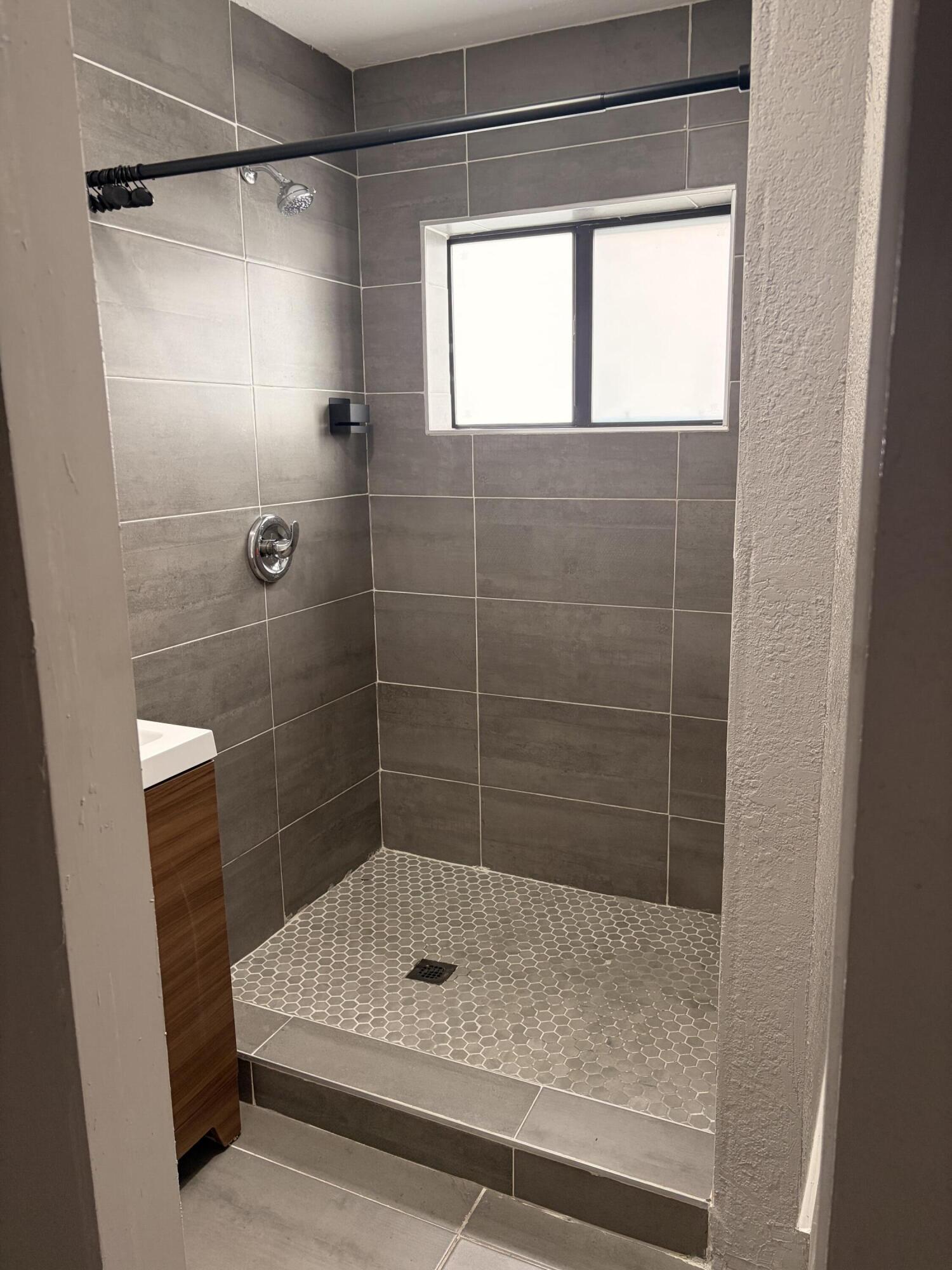 VENETIAN GARDENS ACRESPB 44-81 - Residential Lease