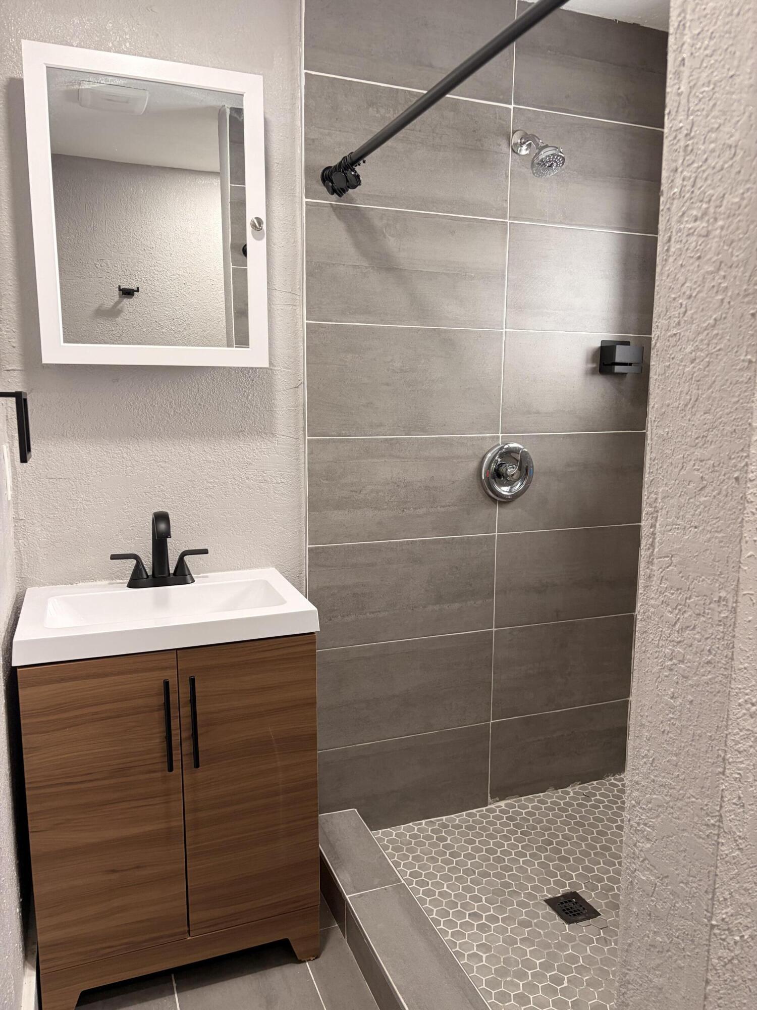 VENETIAN GARDENS ACRESPB 44-81 - Residential Lease