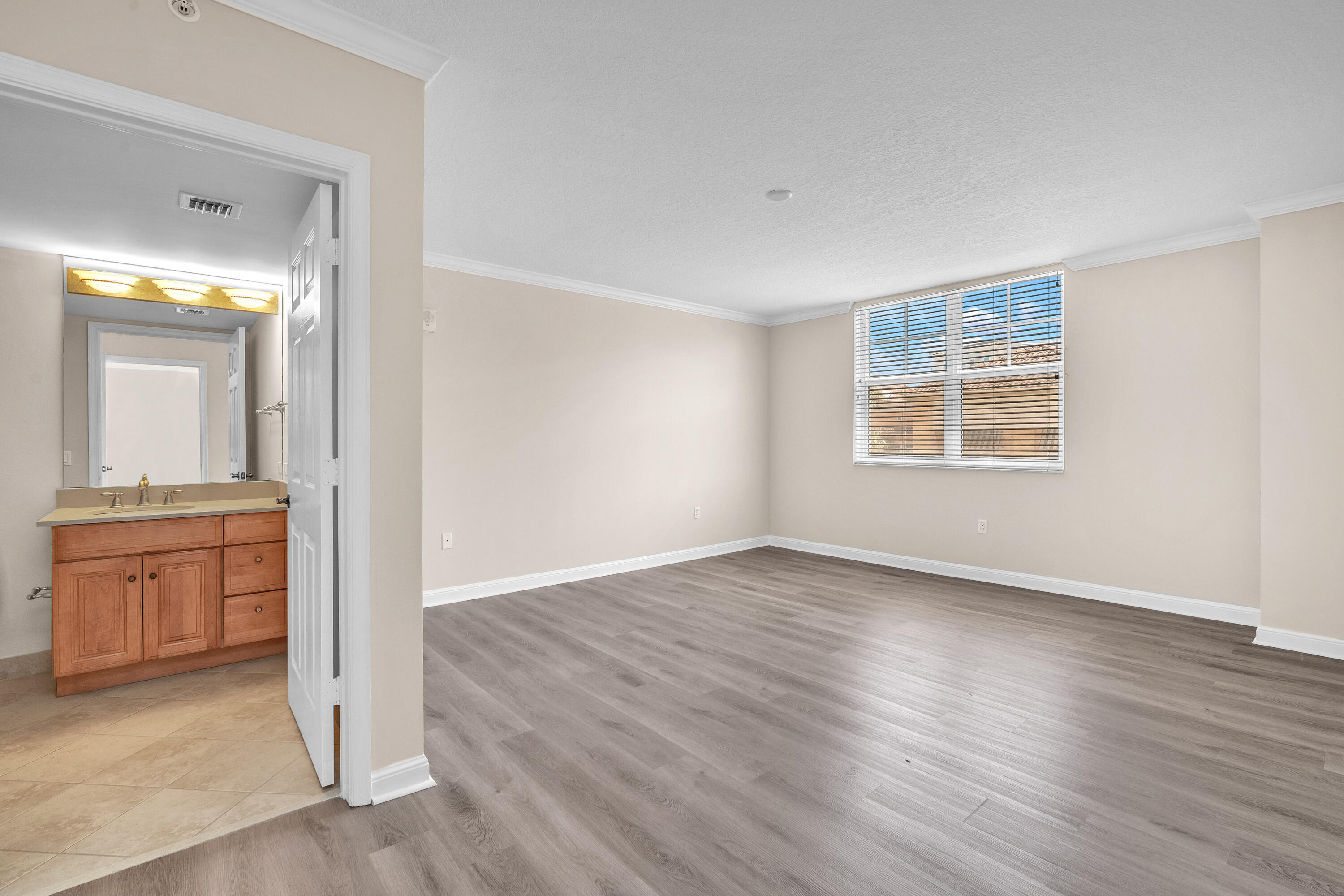 ROYAL PALM CIVIC & SHOPPING CENTER UNIT - Residential Lease