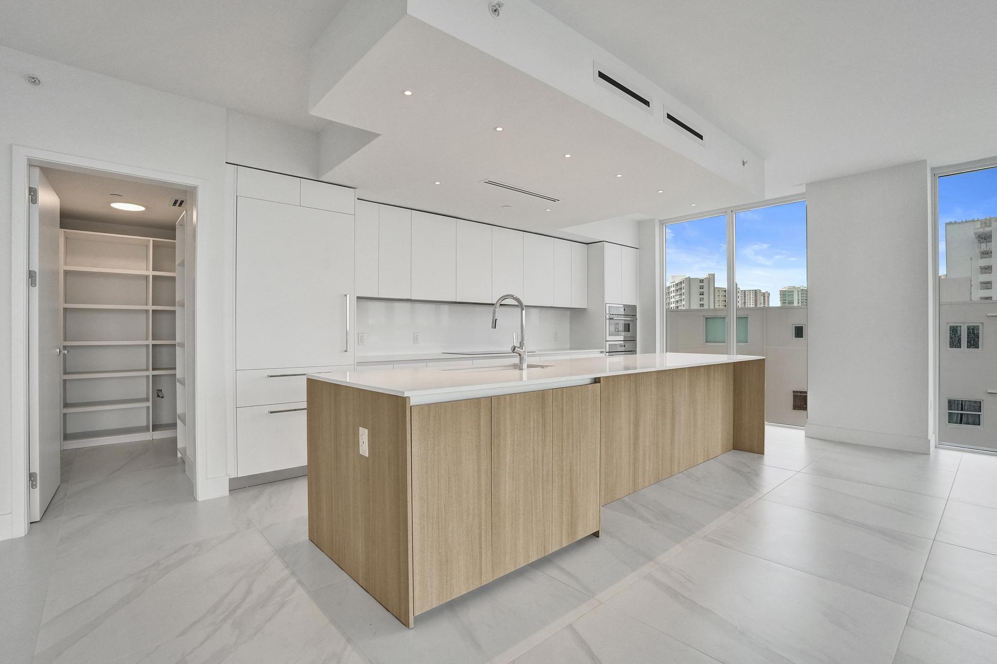 Entourage in the Sun - Residential
