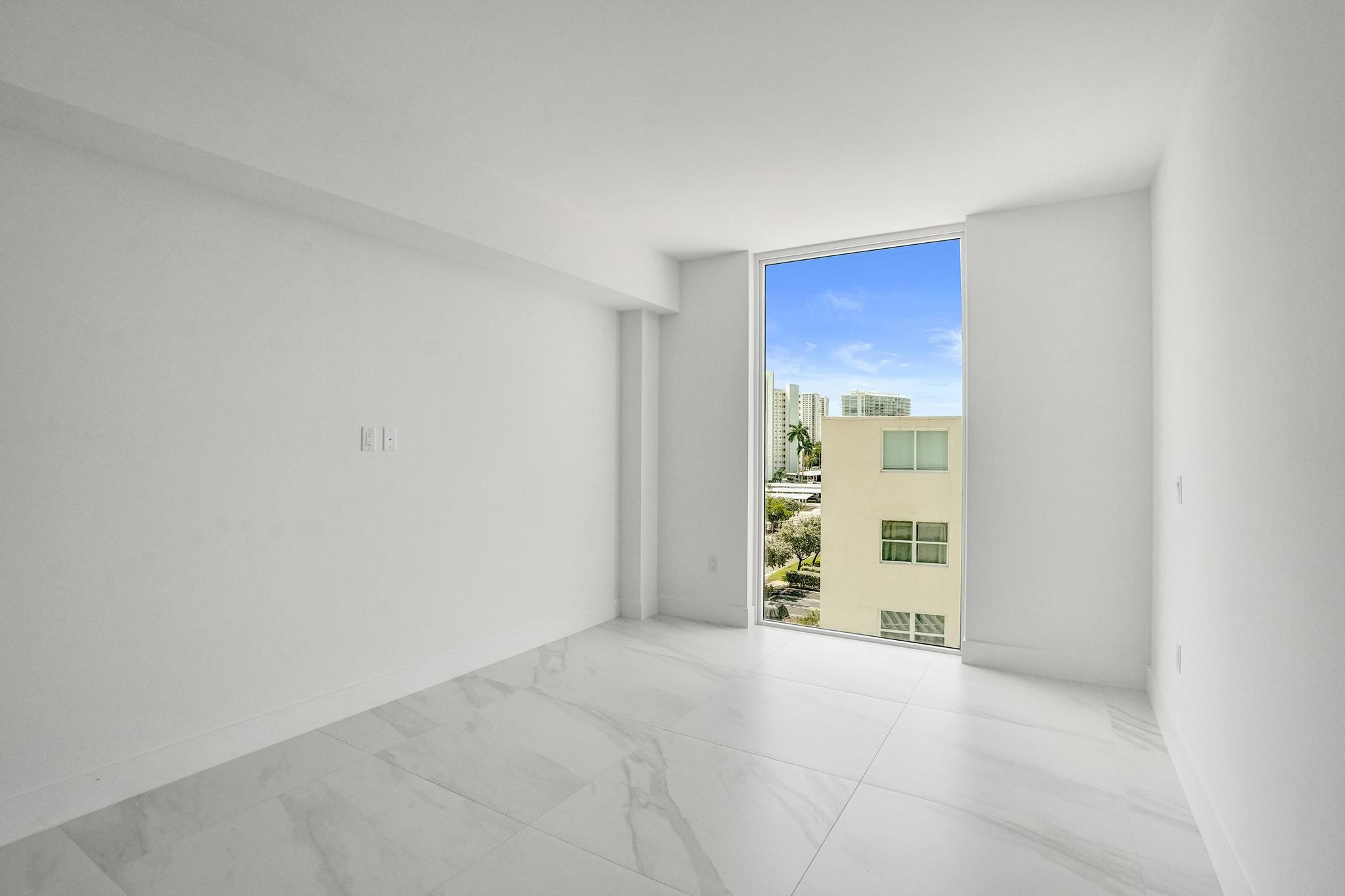 Entourage in the Sun - Residential