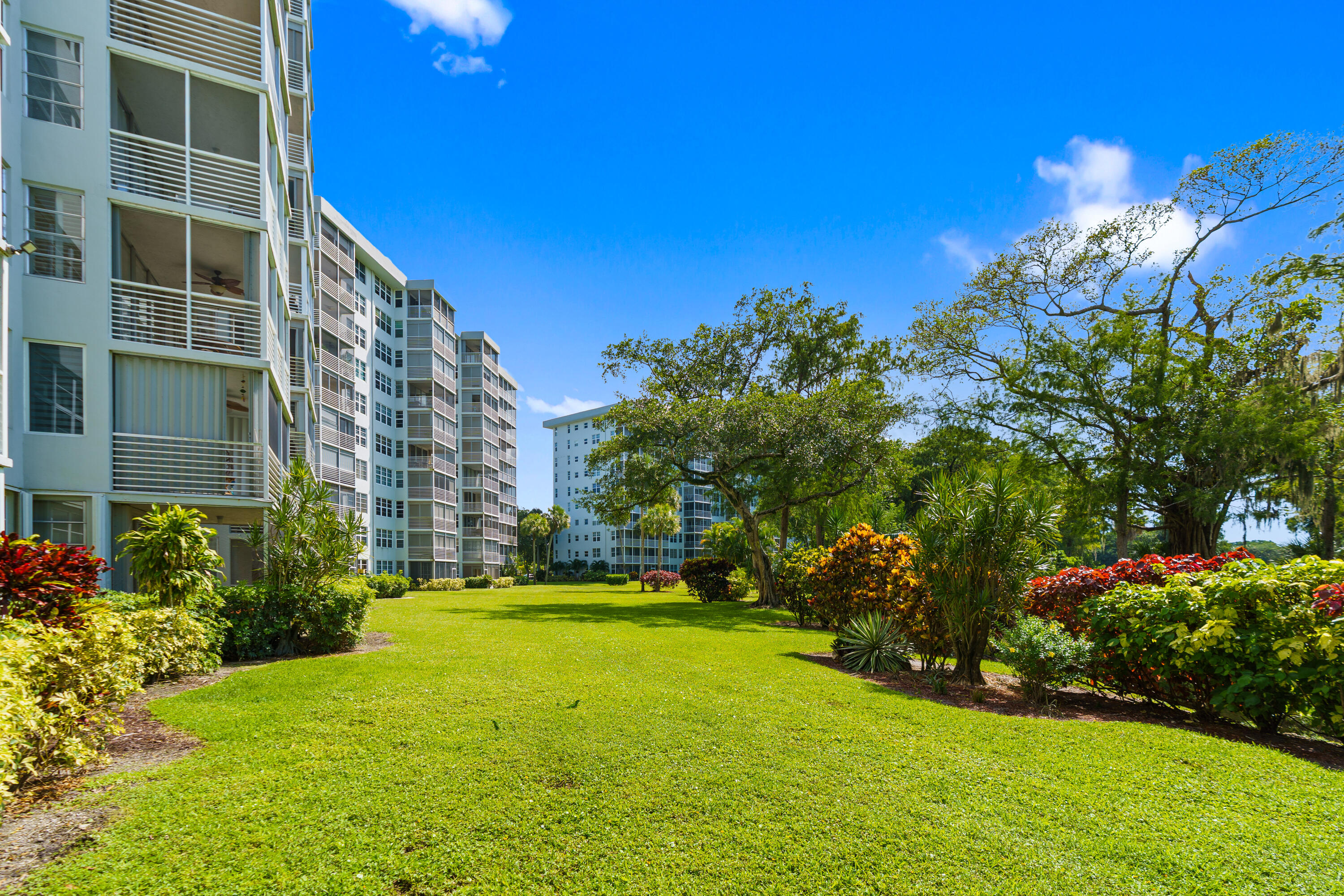 NO 105 PALM-AIRE COUNTRY CLUB - Residential
