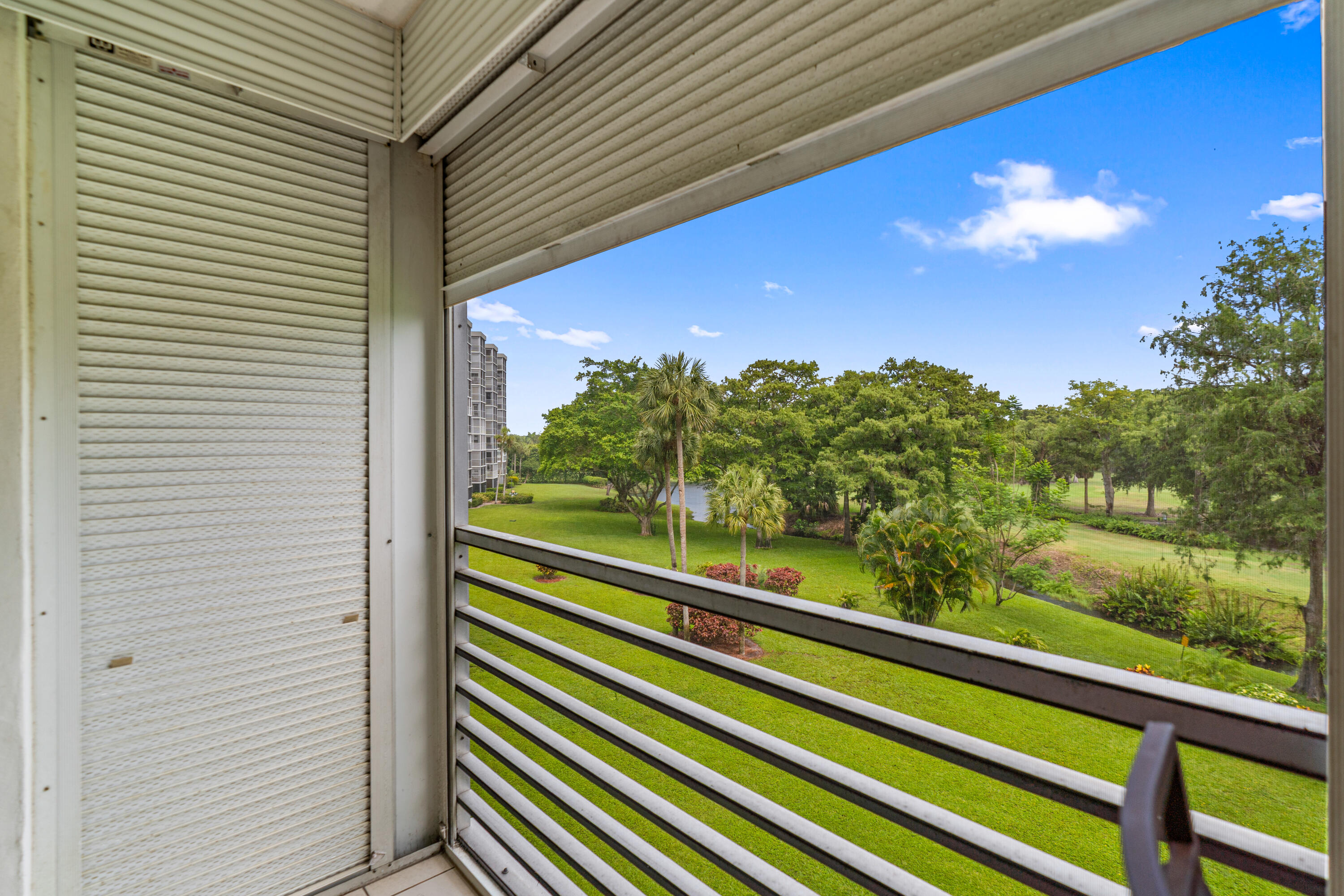 NO 105 PALM-AIRE COUNTRY CLUB - Residential