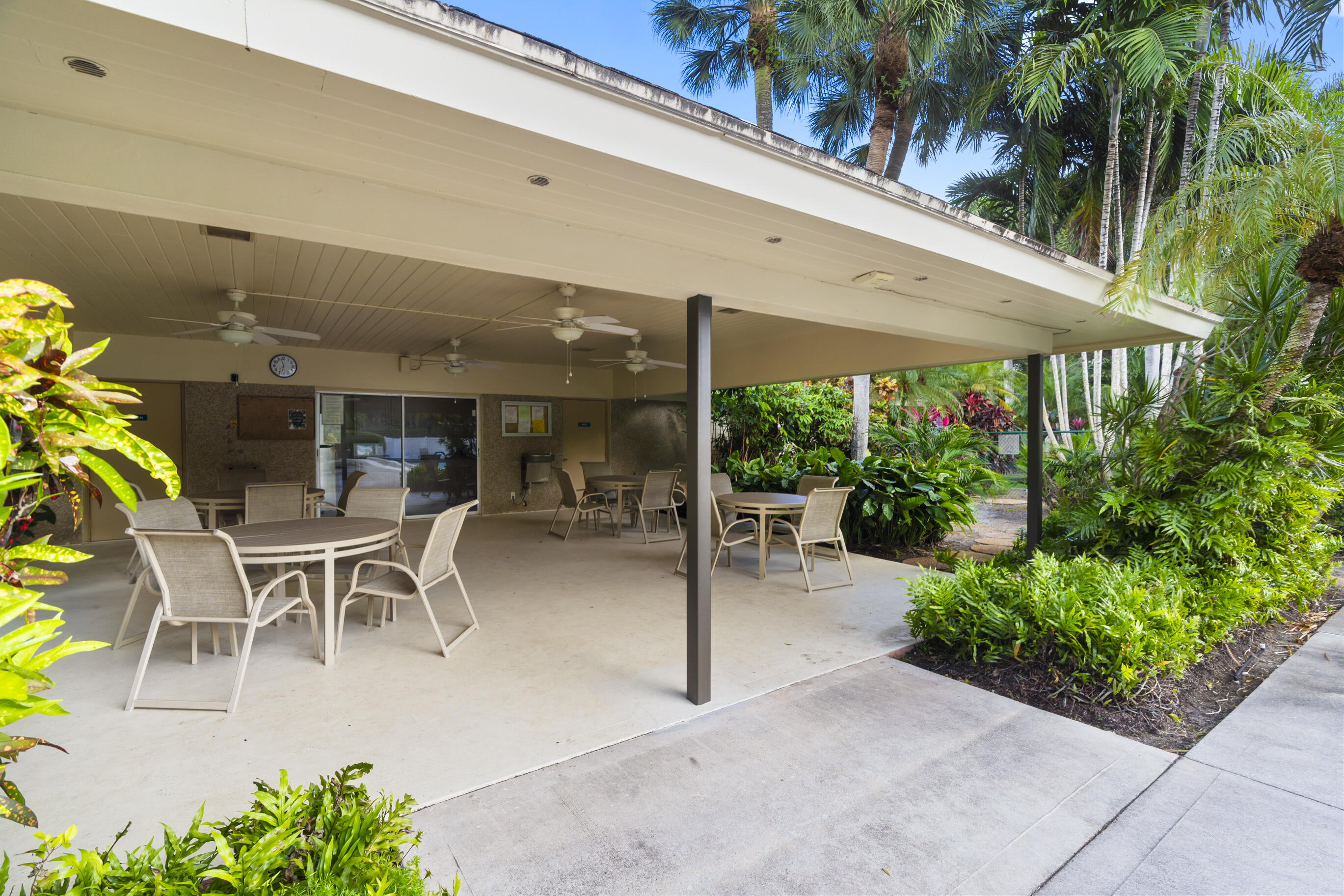 NO 105 PALM-AIRE COUNTRY CLUB - Residential