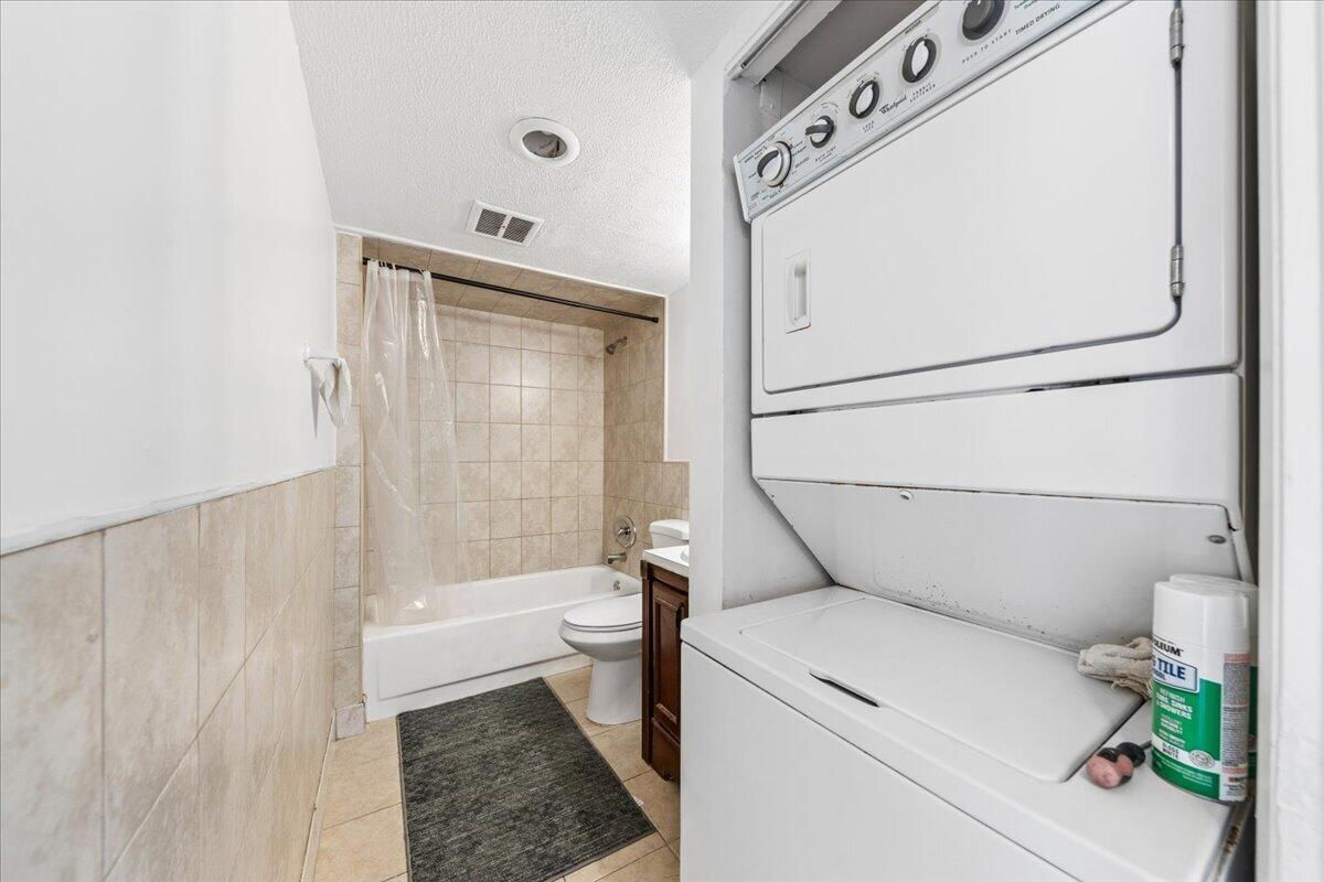 MANORS OF INVERRARY I-3 - Residential Lease