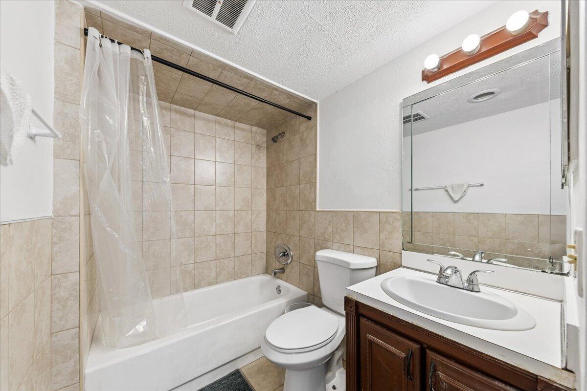 MANORS OF INVERRARY I-3 - Residential Lease