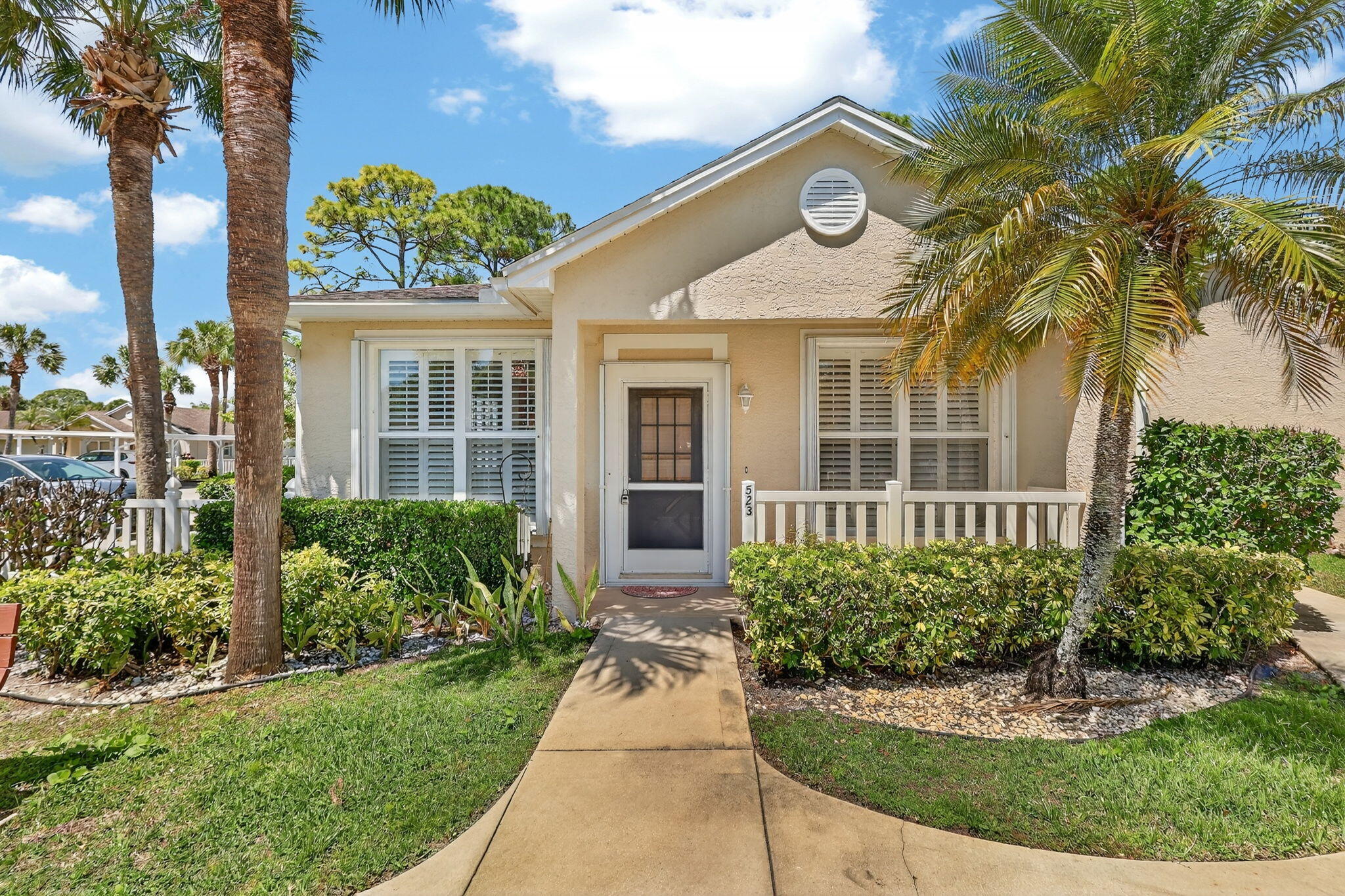 Charming 2 bed, 2 bath corner unit. Plenty of light comes in from the windows, with beautiful plantation shutters. Open floor plan and large kitchen. Immaculate, freshly painted and meticulously cleaned. Crown moldings, upgraded kitchen and beautiful tile flooring.  New roof in 2017. Air conditioner replaced in 2015. Located in the Isle of Venice in the community of Kings Isle. Kings Isle is a very active 55+ community with attended gate, cable, Internet, lawn maintenance, activities, sports, group trips and so much more. Do it all, or just relax by the large pool and spa. Minutes from Mets stadium, shopping, restaurants, medical facilities and more.