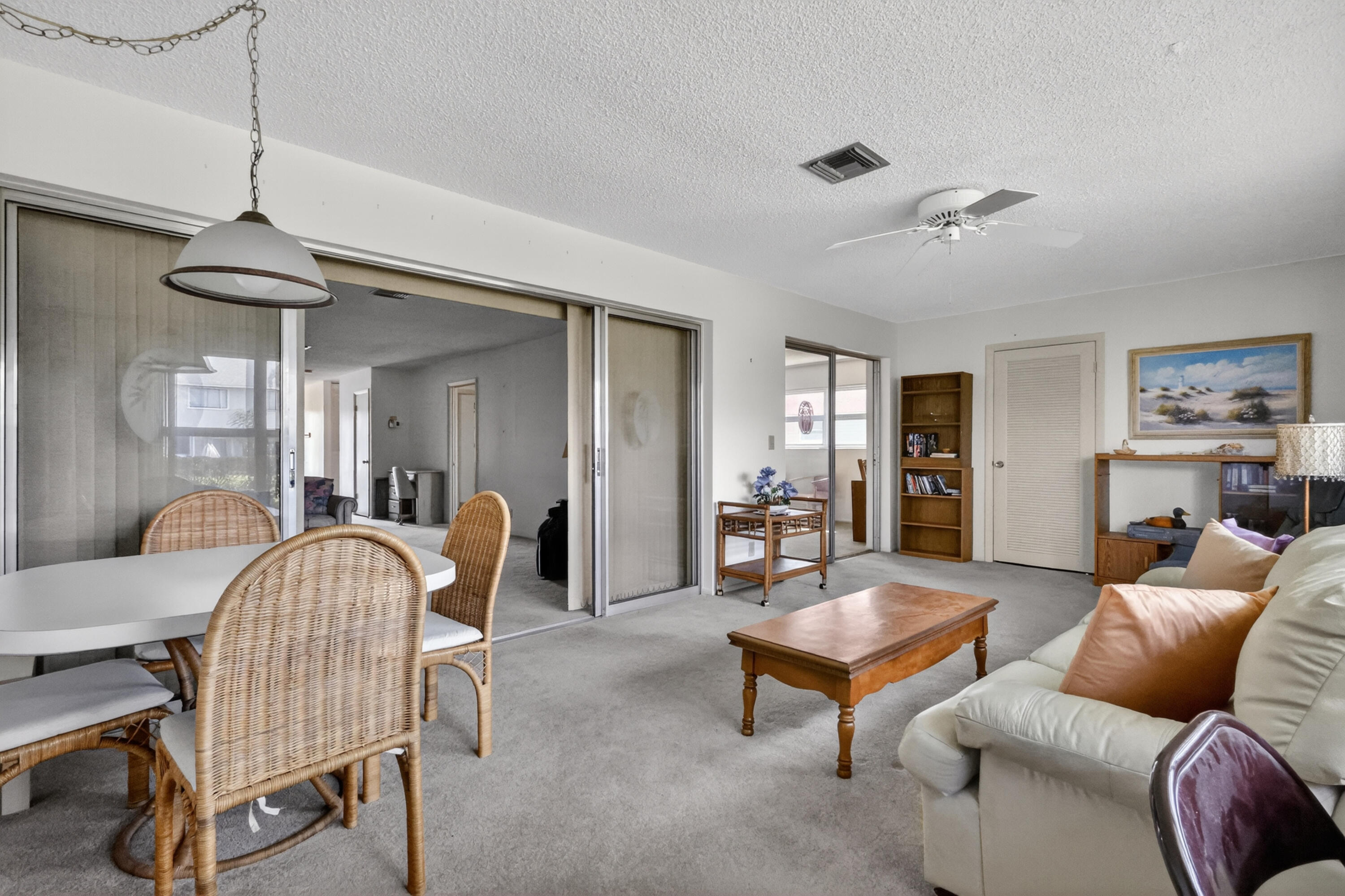 CRESTHAVEN TOWNHOMES SEC 4 CONDO - Residential