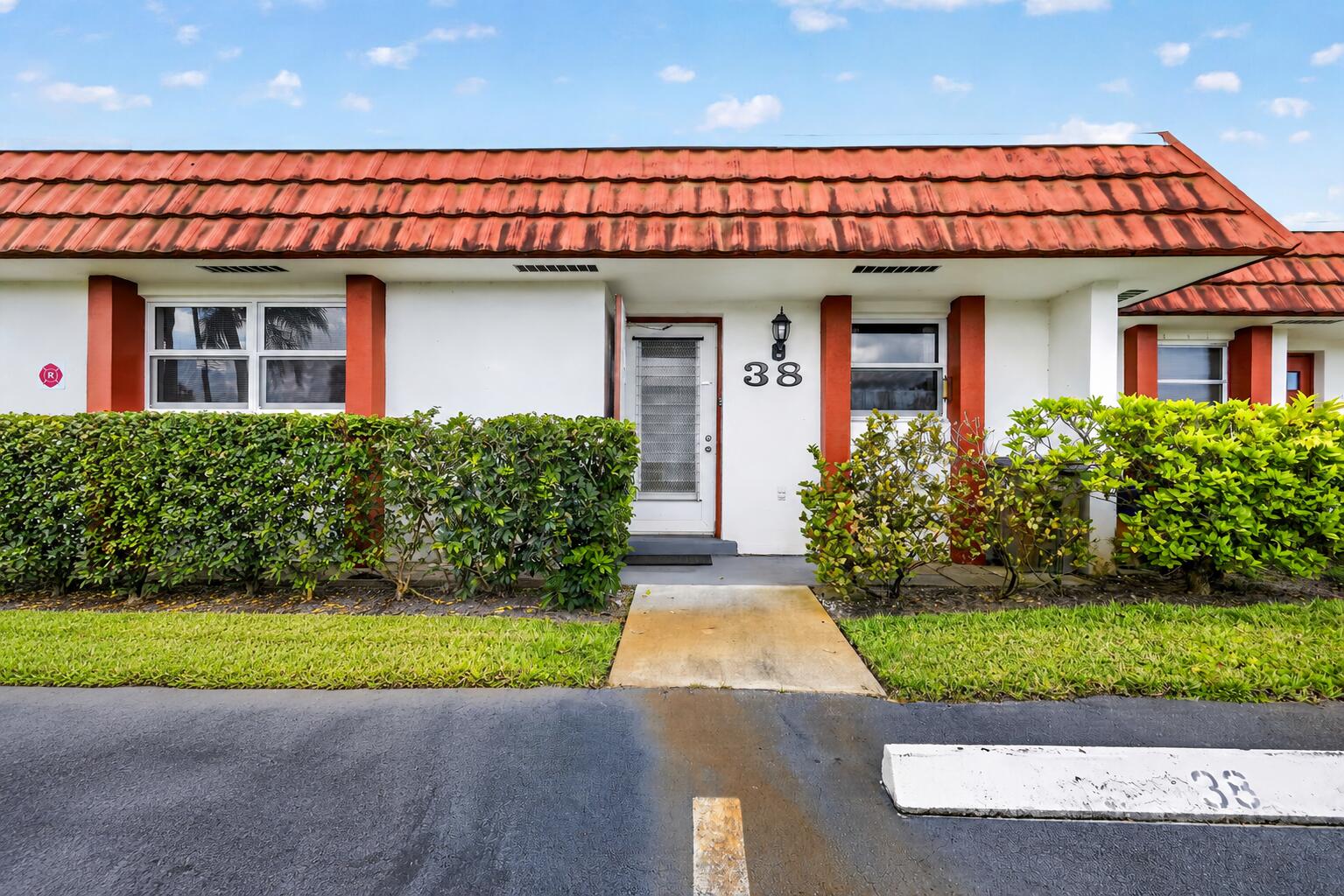 CRESTHAVEN TOWNHOMES SEC 4 CONDO - Residential