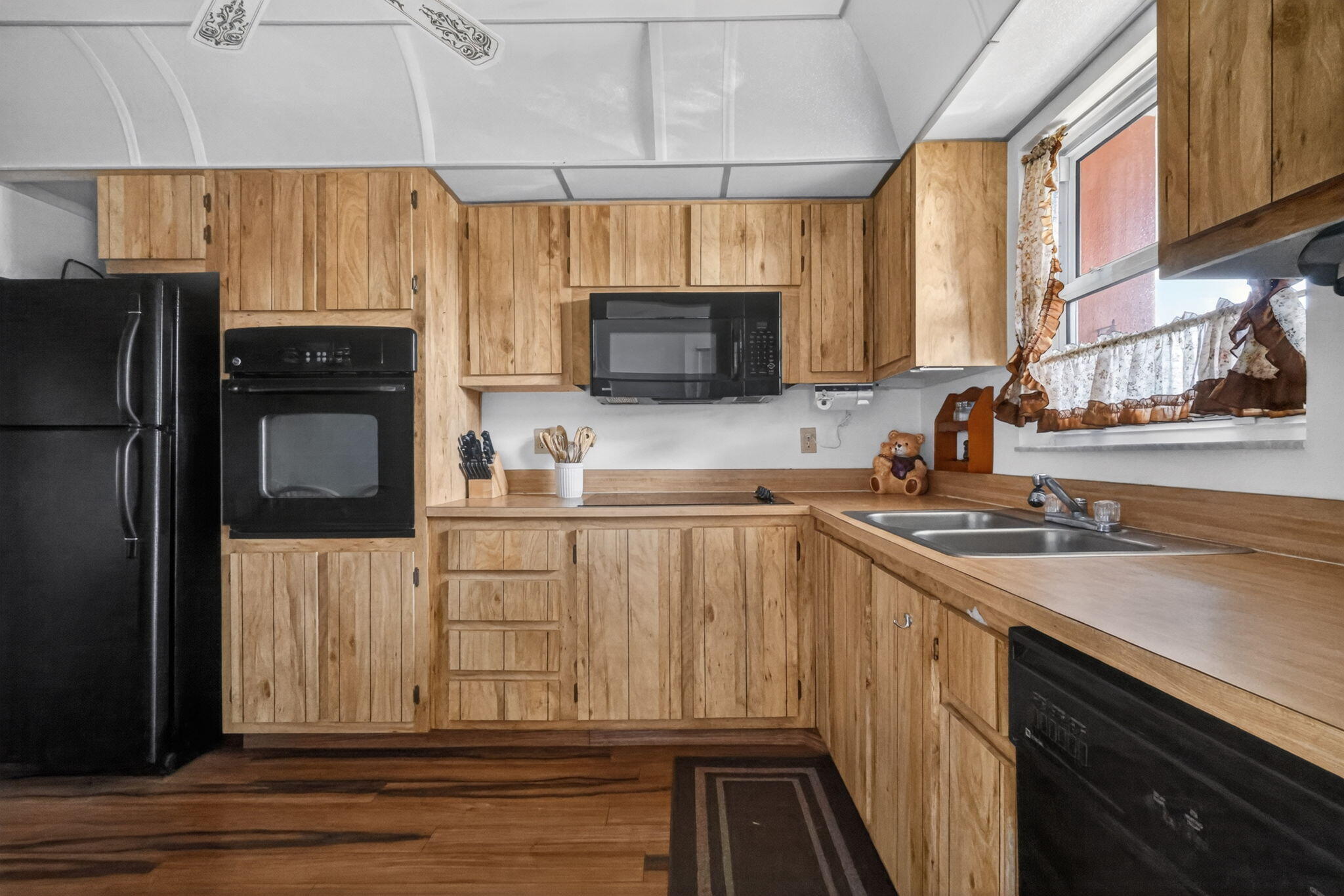 CRESTHAVEN TOWNHOMES SEC 4 CONDO - Residential