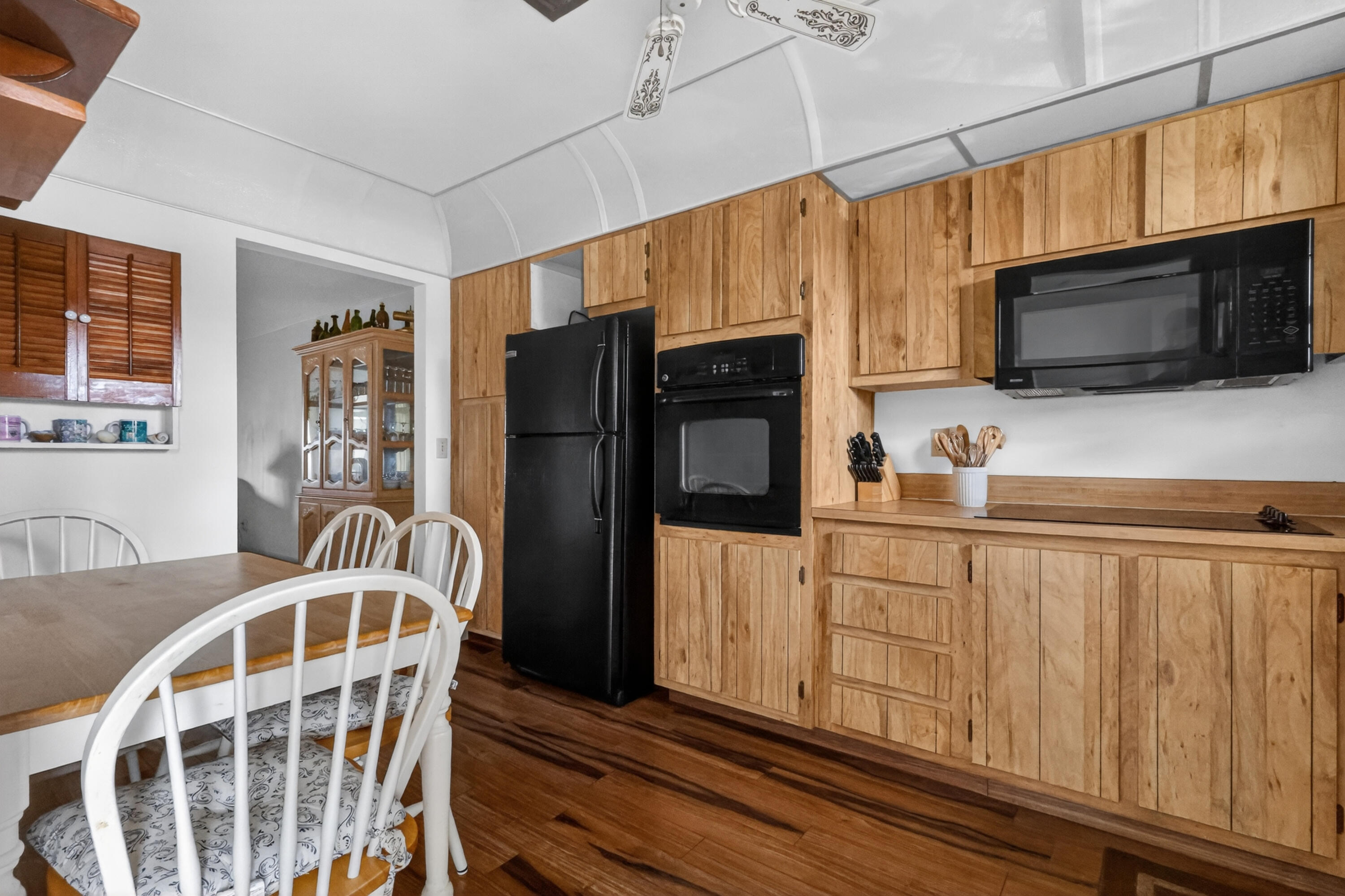 CRESTHAVEN TOWNHOMES SEC 4 CONDO - Residential