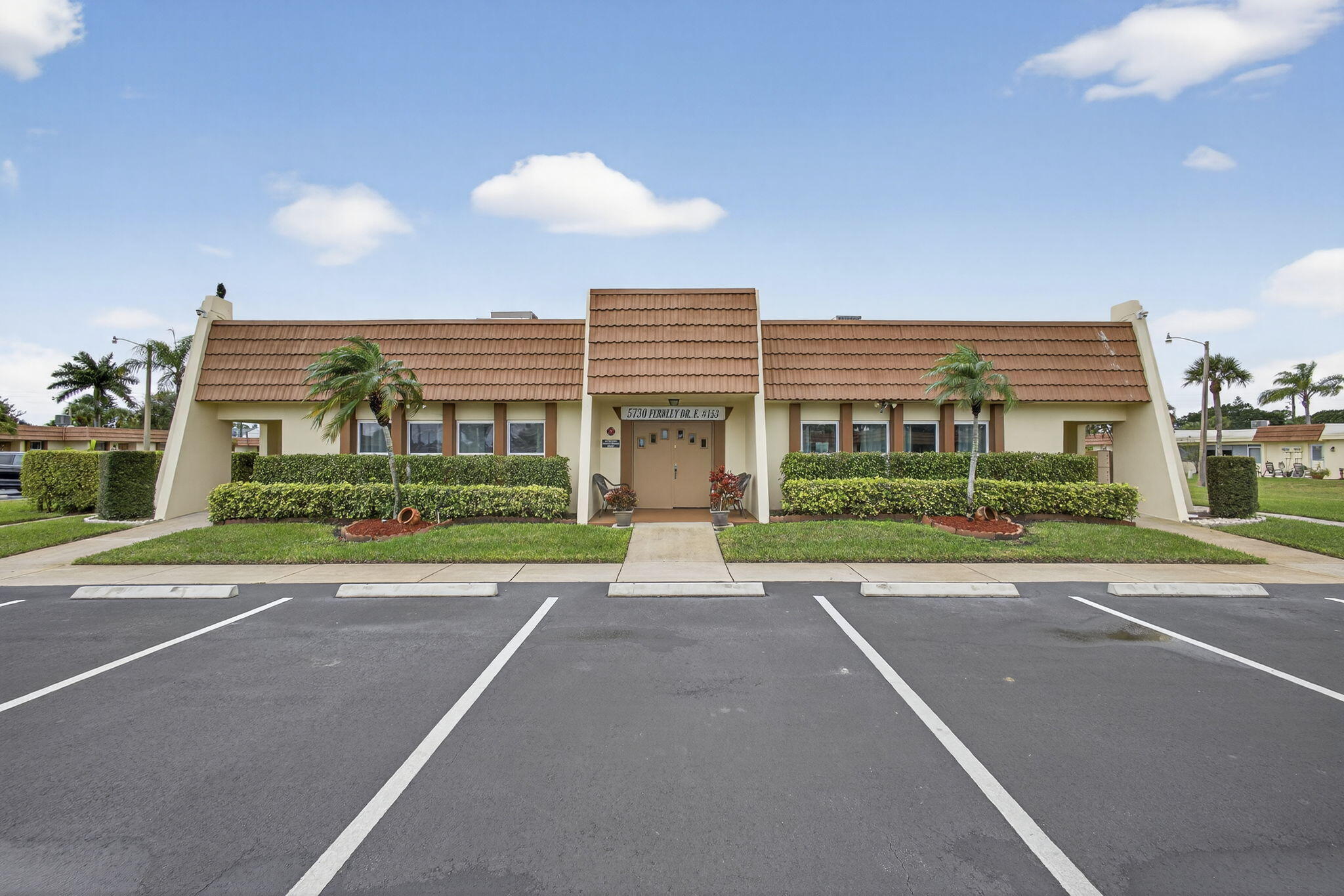 CRESTHAVEN TOWNHOMES SEC 4 CONDO - Residential