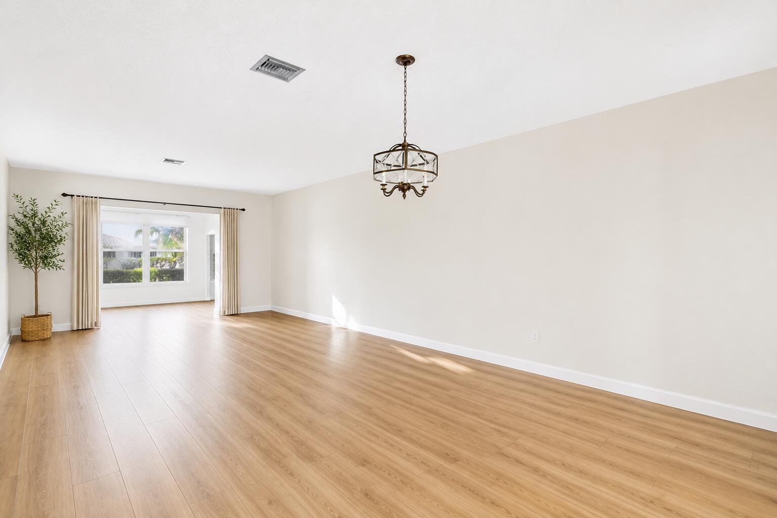 CRESTHAVEN TOWNHOMES SEC 4 CONDO - Residential