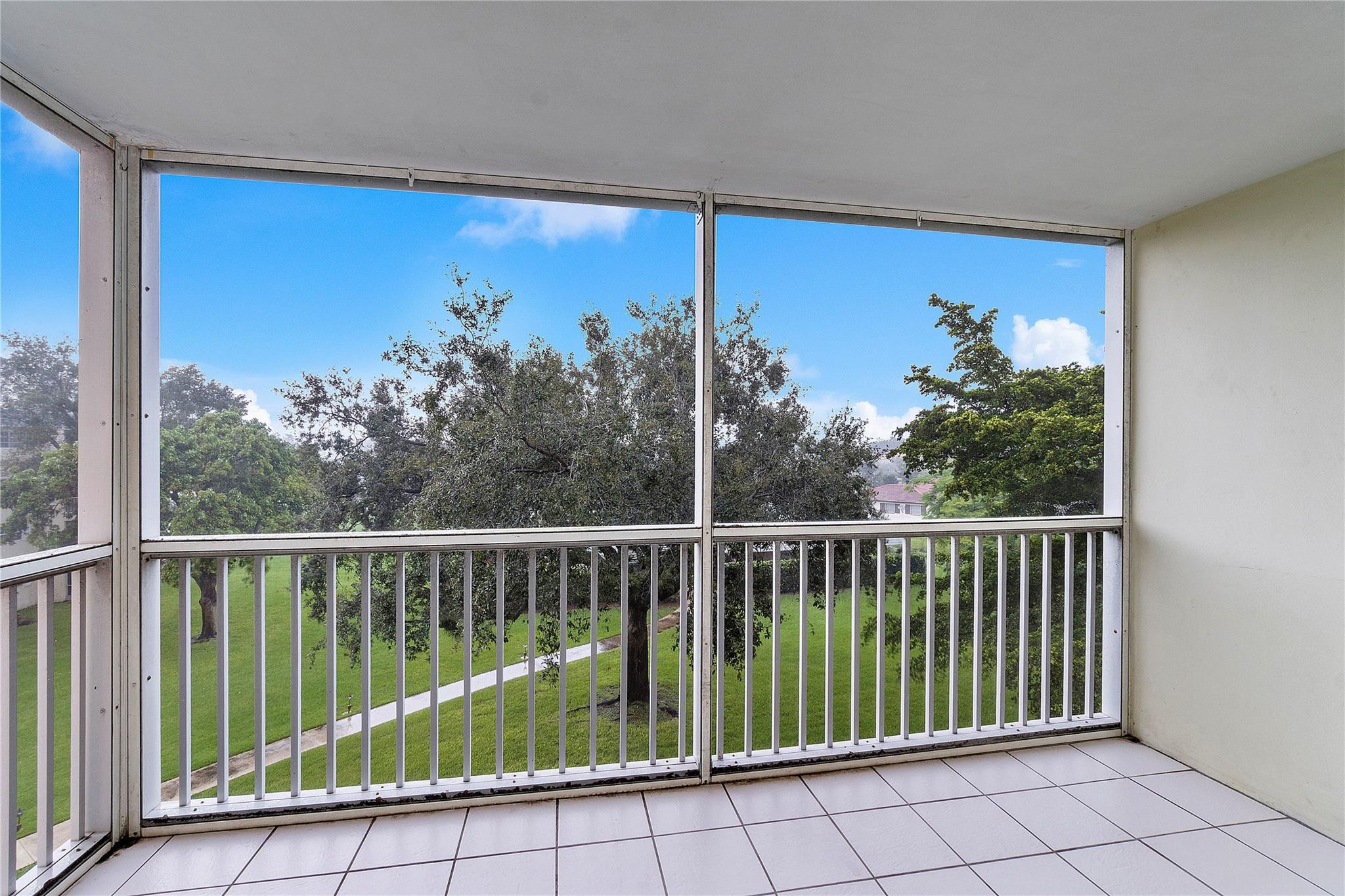 BRIARWOOD CLUB CONDO 4 - Residential