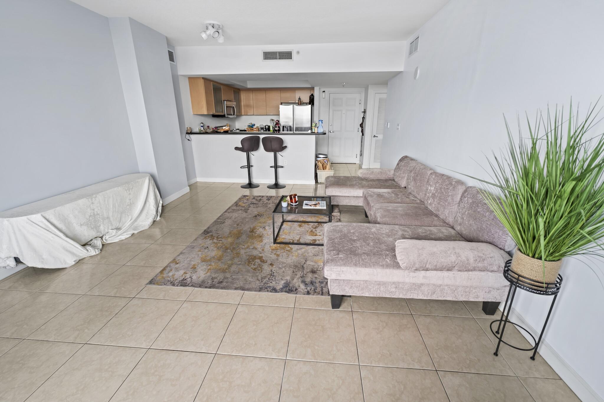 HOLLYWOOD STATION RES CONDO - Residential