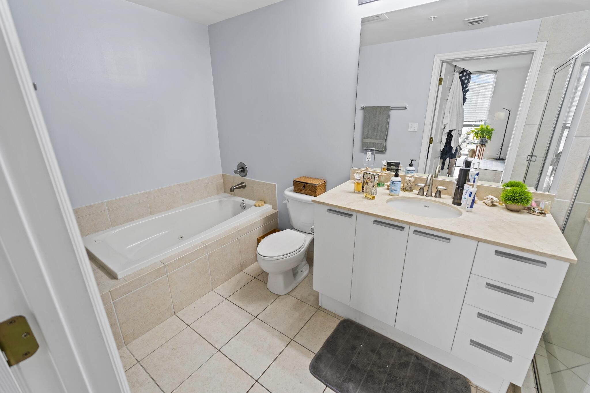 HOLLYWOOD STATION RES CONDO - Residential