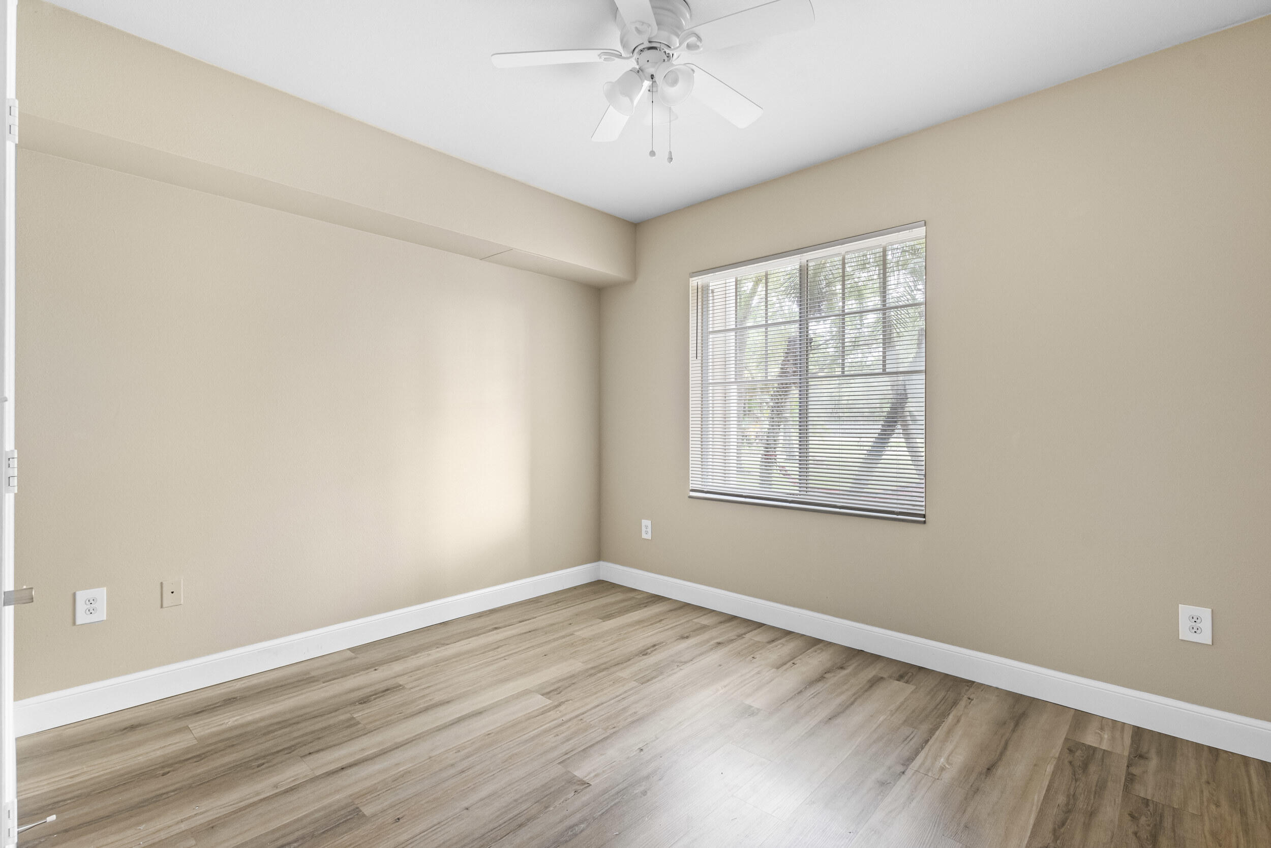 VILLAS AT EMERALD DUNES CONDO - Residential Lease