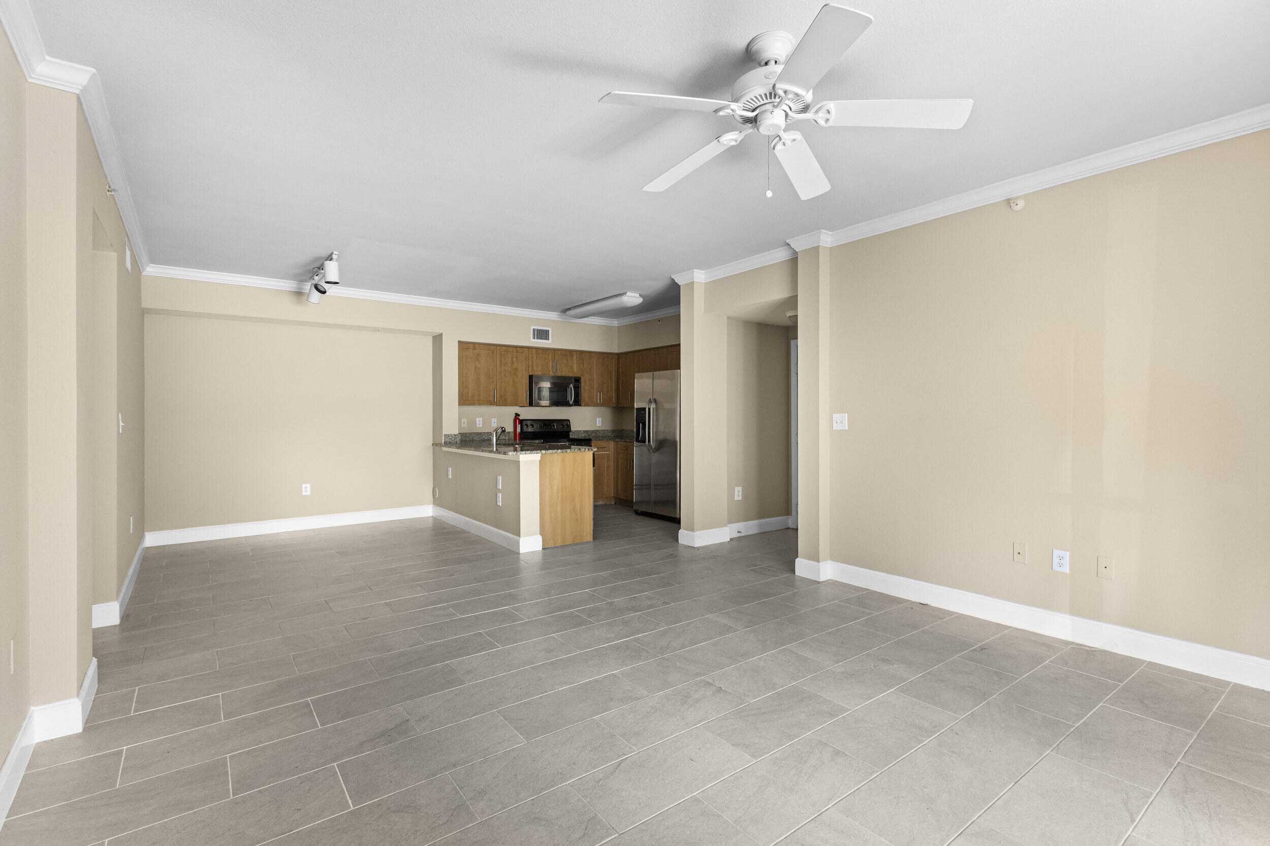 VILLAS AT EMERALD DUNES CONDO - Residential Lease