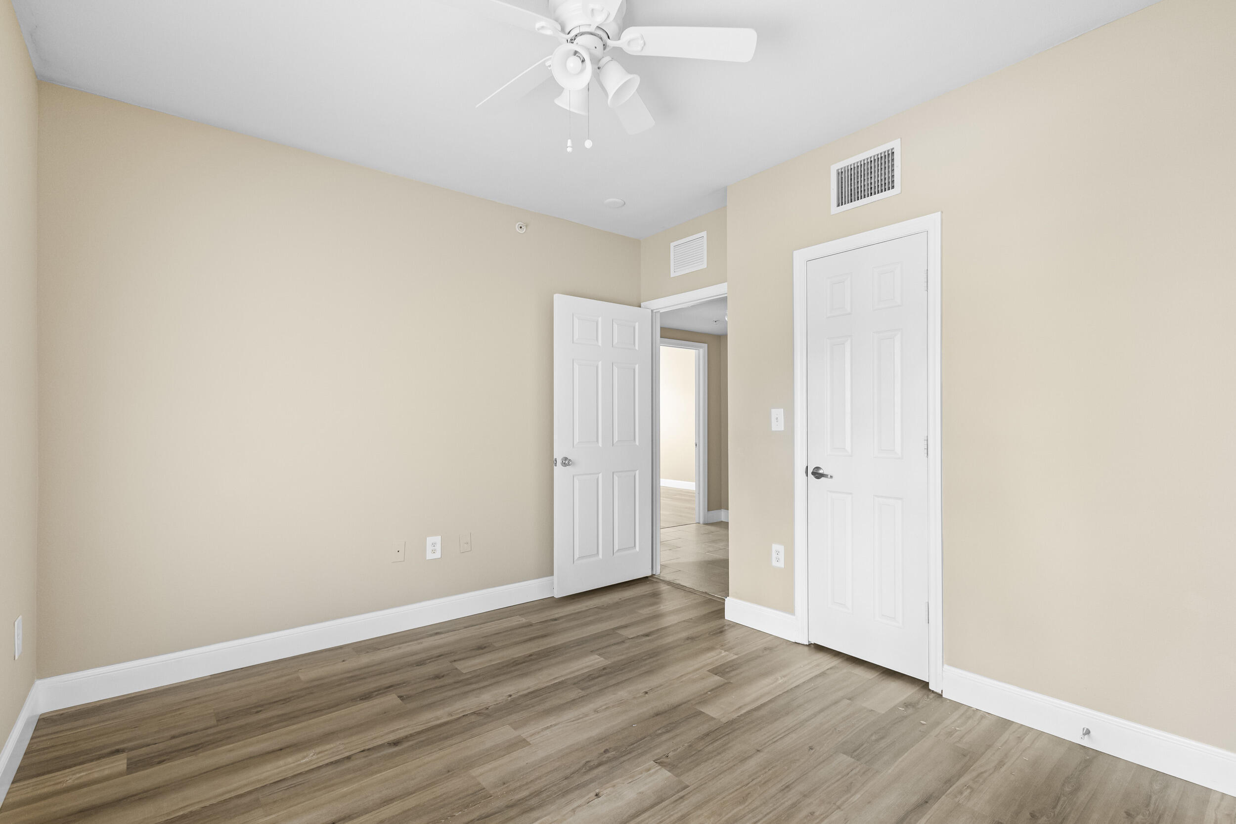 VILLAS AT EMERALD DUNES CONDO - Residential Lease
