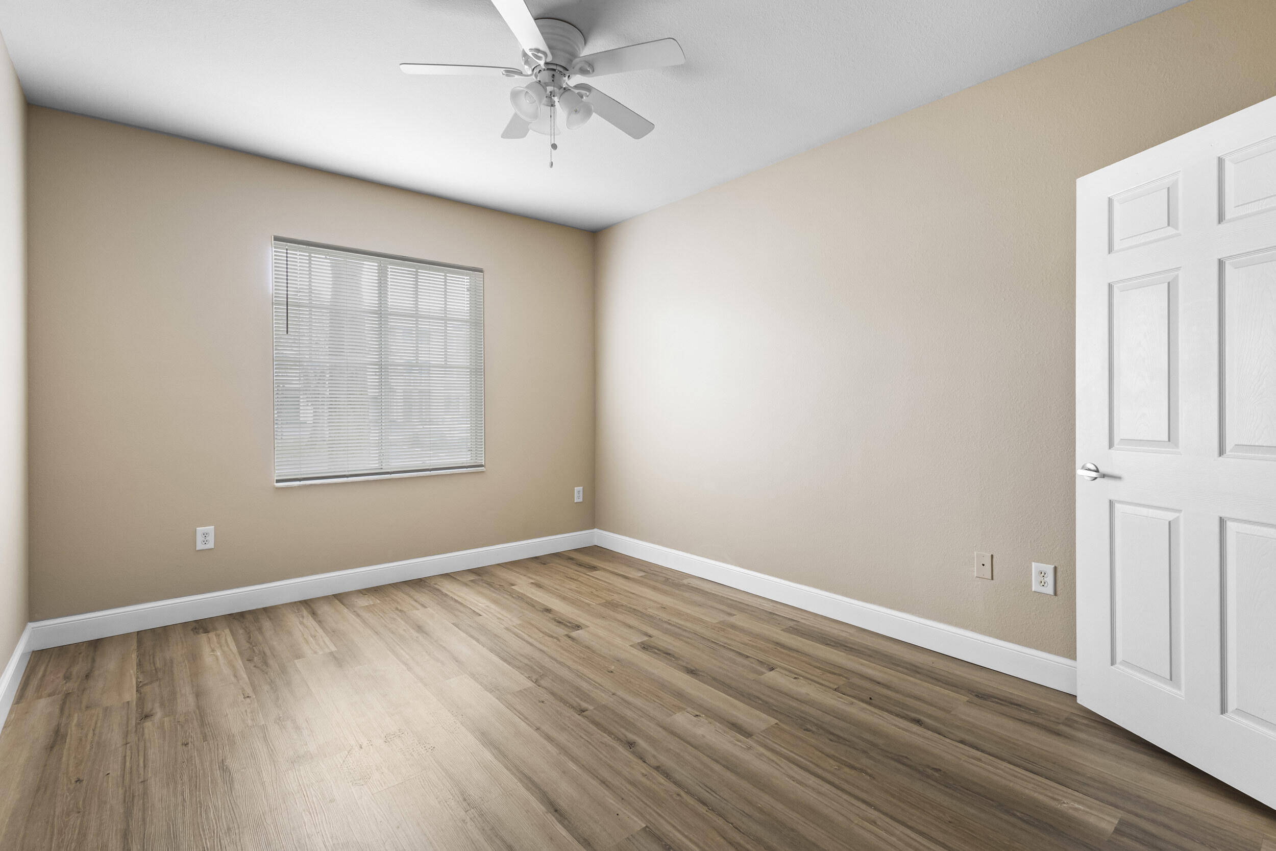 VILLAS AT EMERALD DUNES CONDO - Residential Lease