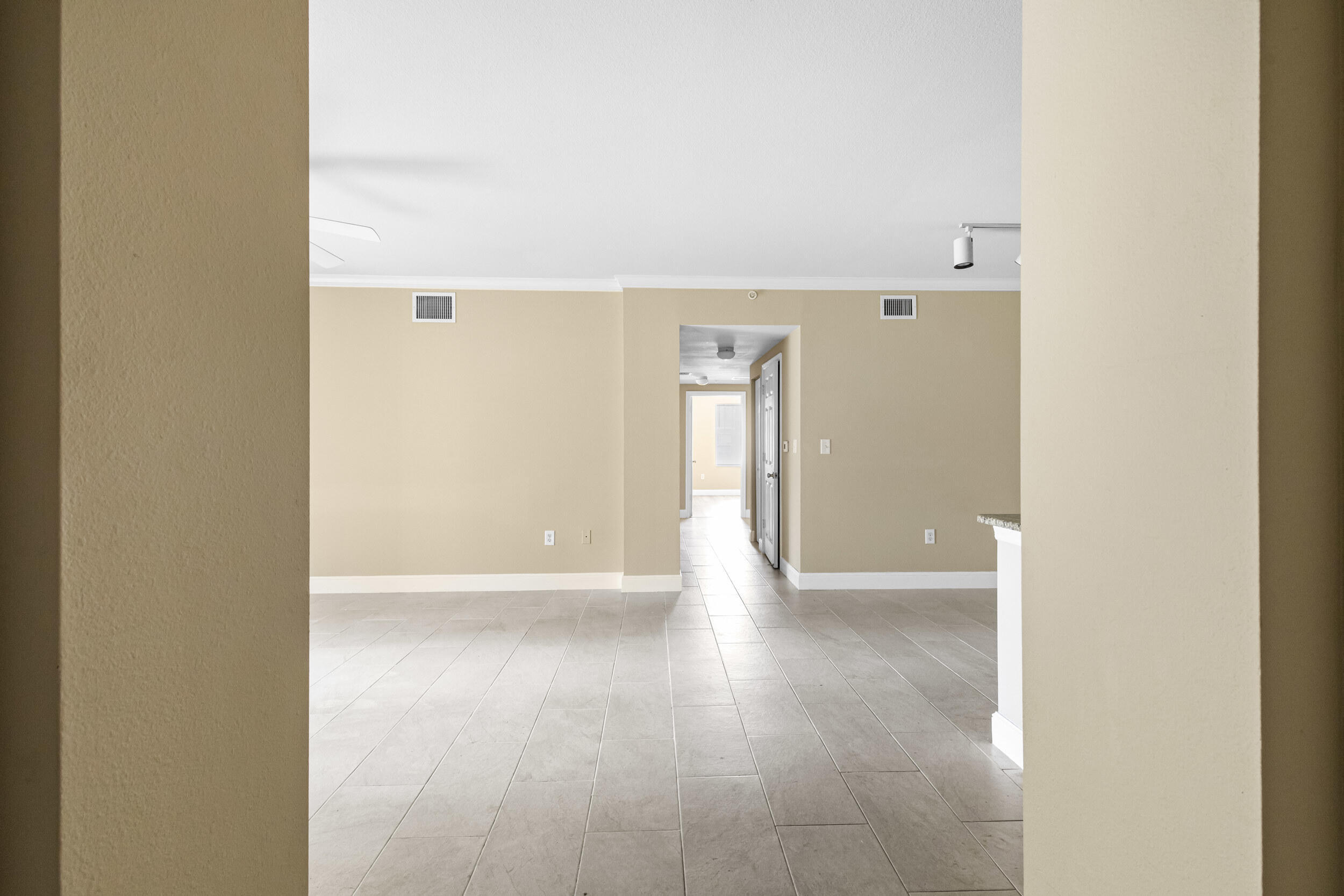 VILLAS AT EMERALD DUNES CONDO - Residential Lease