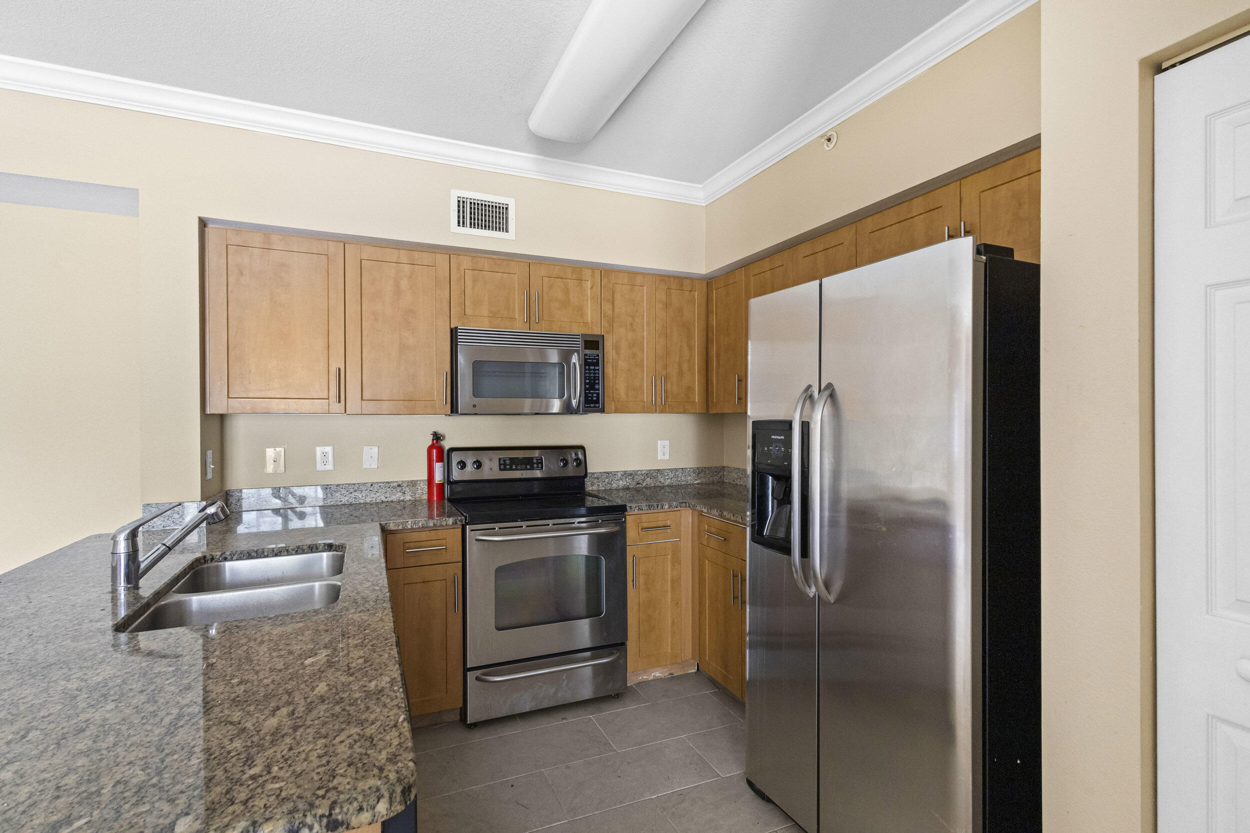 VILLAS AT EMERALD DUNES CONDO - Residential Lease