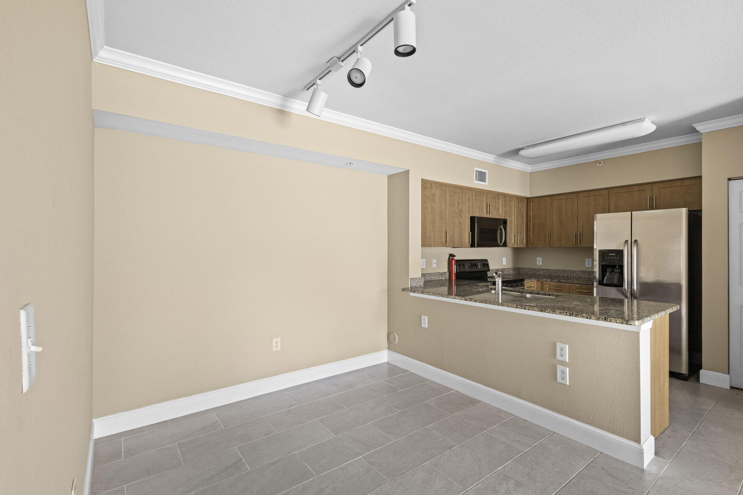 VILLAS AT EMERALD DUNES CONDO - Residential Lease