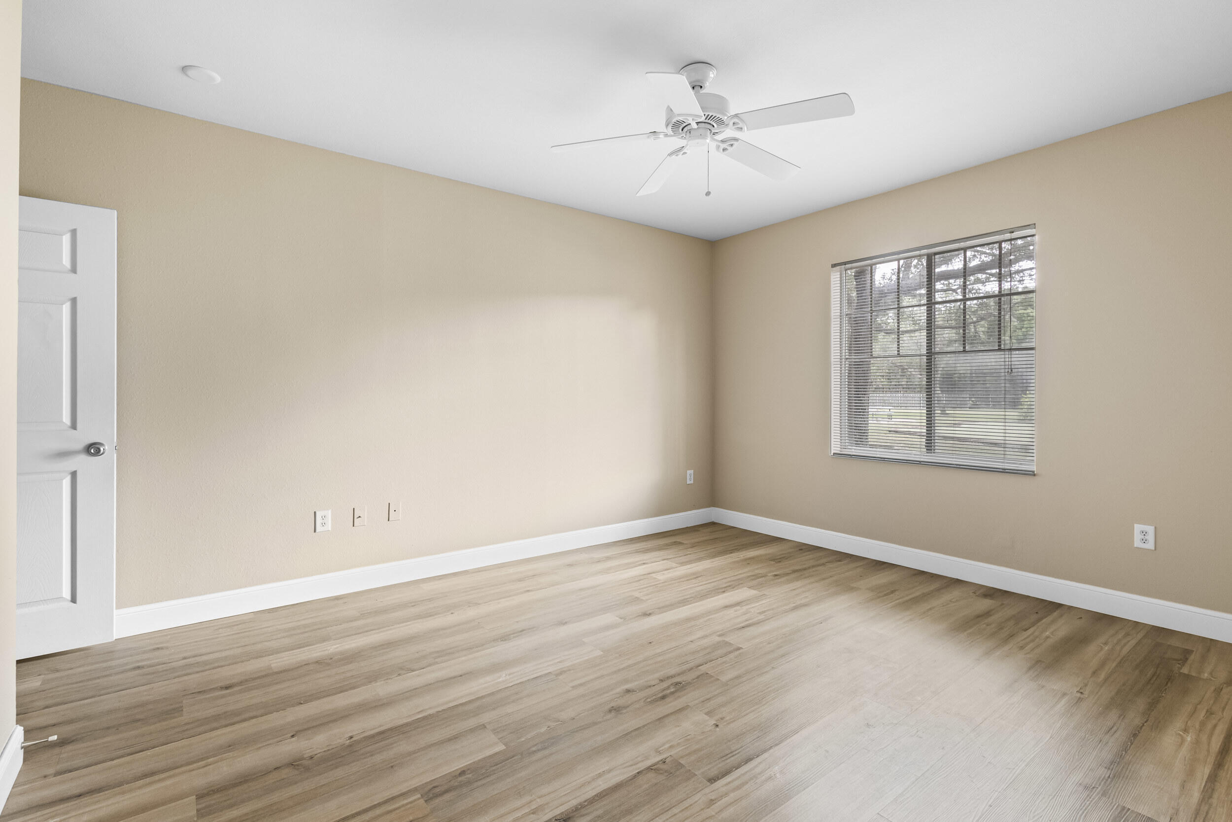VILLAS AT EMERALD DUNES CONDO - Residential Lease
