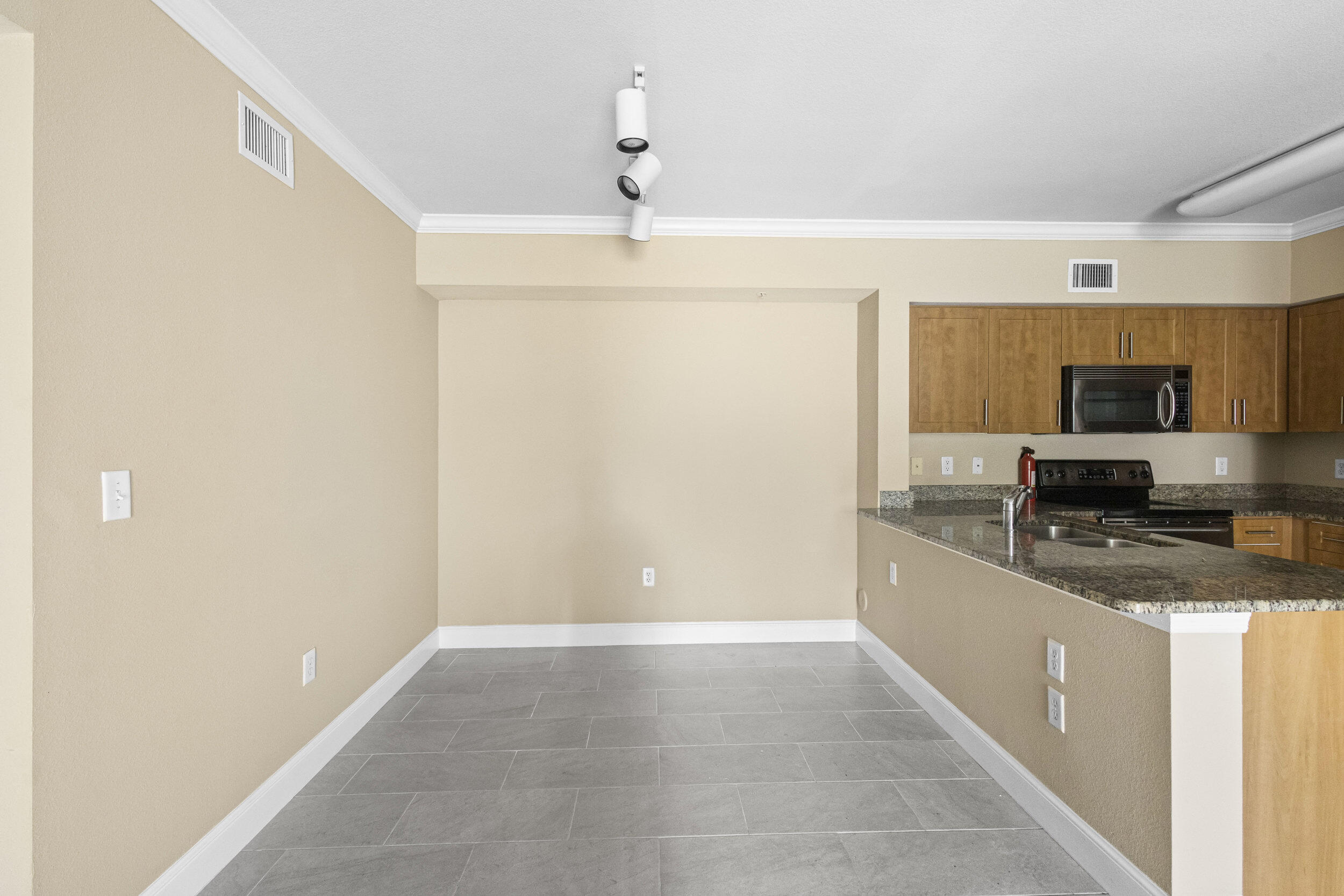 VILLAS AT EMERALD DUNES CONDO - Residential Lease