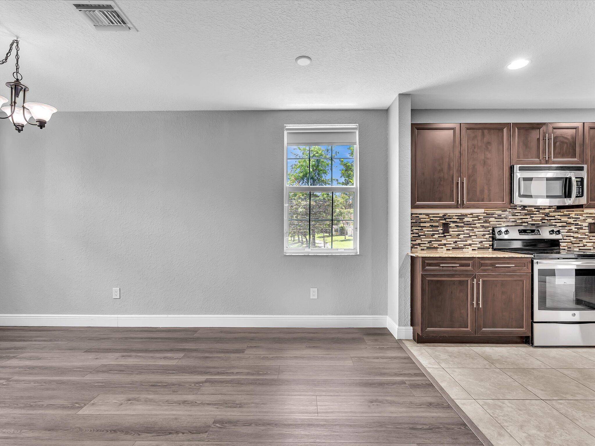 COLONY LAKE - Residential
