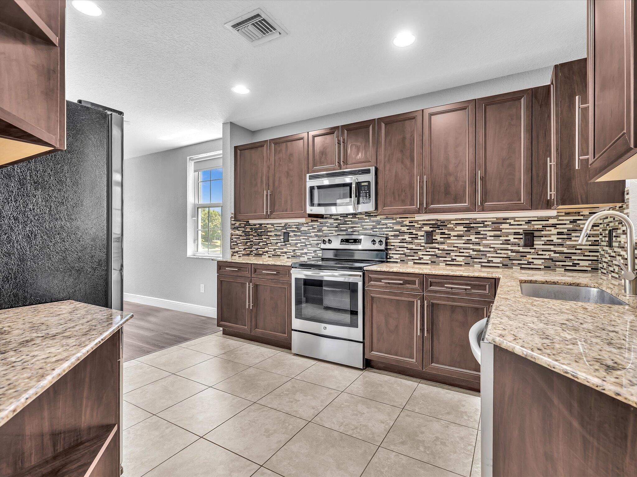 COLONY LAKE - Residential