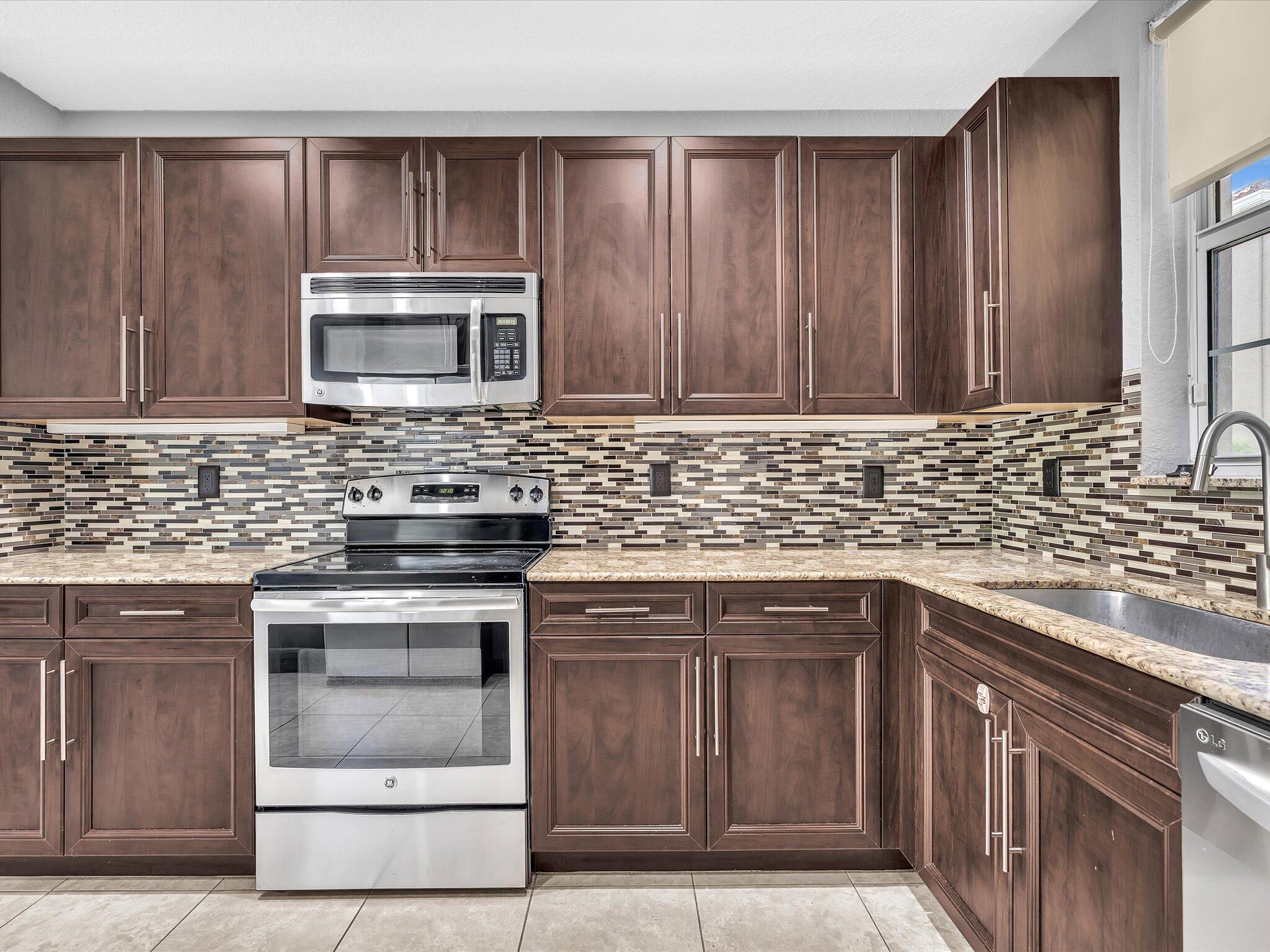 COLONY LAKE - Residential