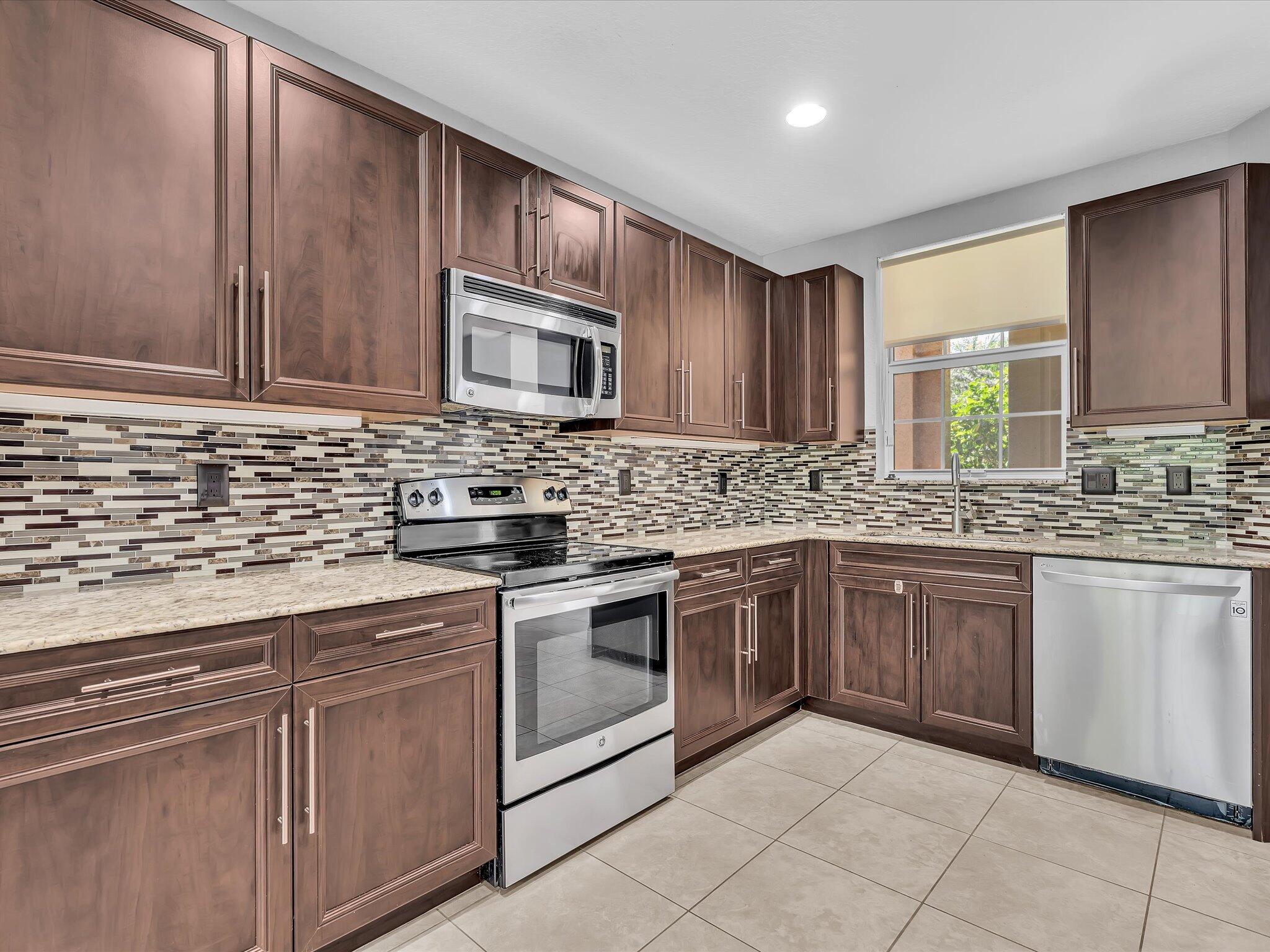 COLONY LAKE - Residential