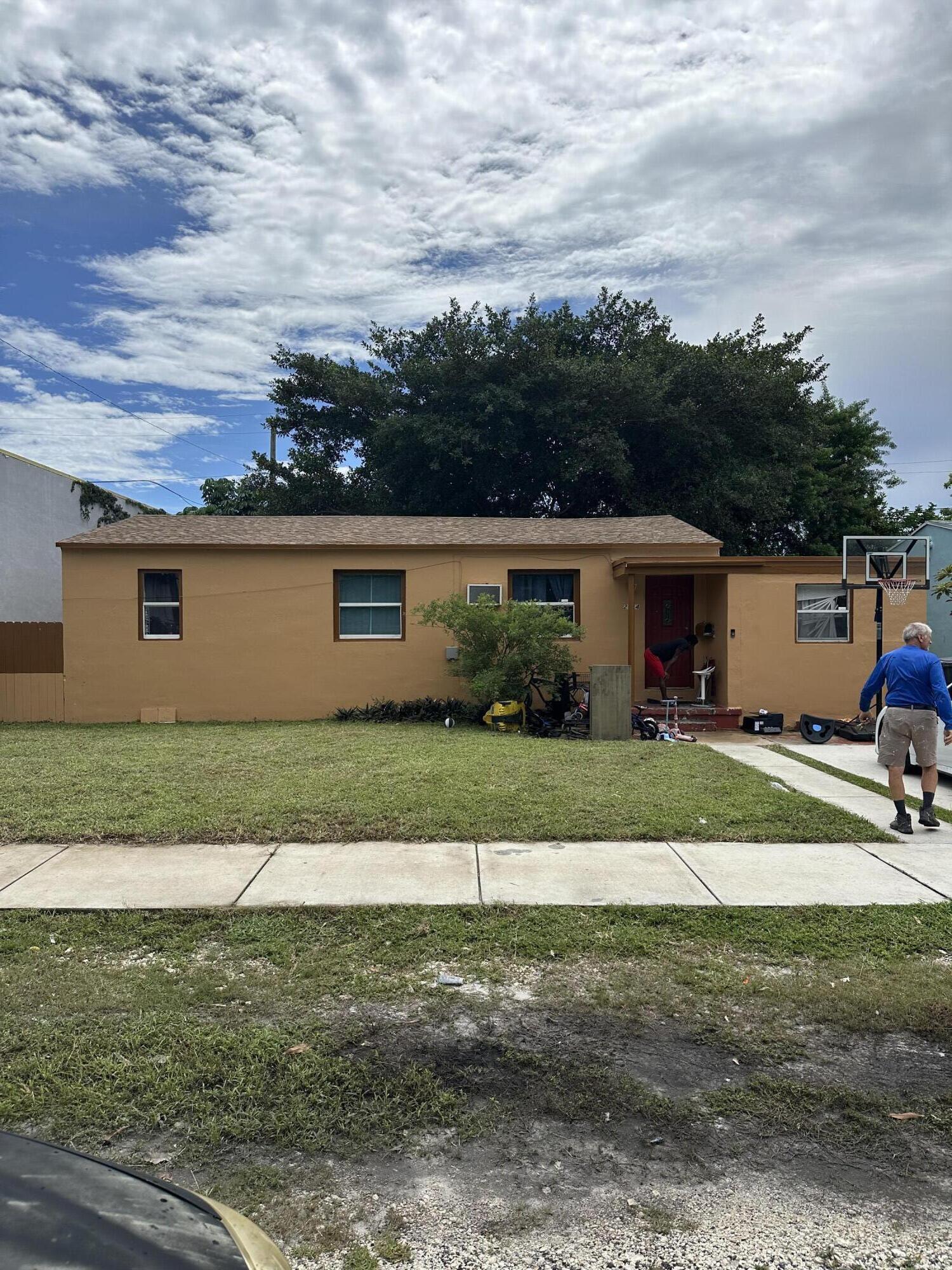 INVESTOR SPECIAL! Rare 4/2 CBS in Hollywood, 4 beds at this size is rare — smart layout, easy resale, solid concrete block, low insurance. Full reno needed for max ARV. Drive-by only — do not stop or disturb tenants.