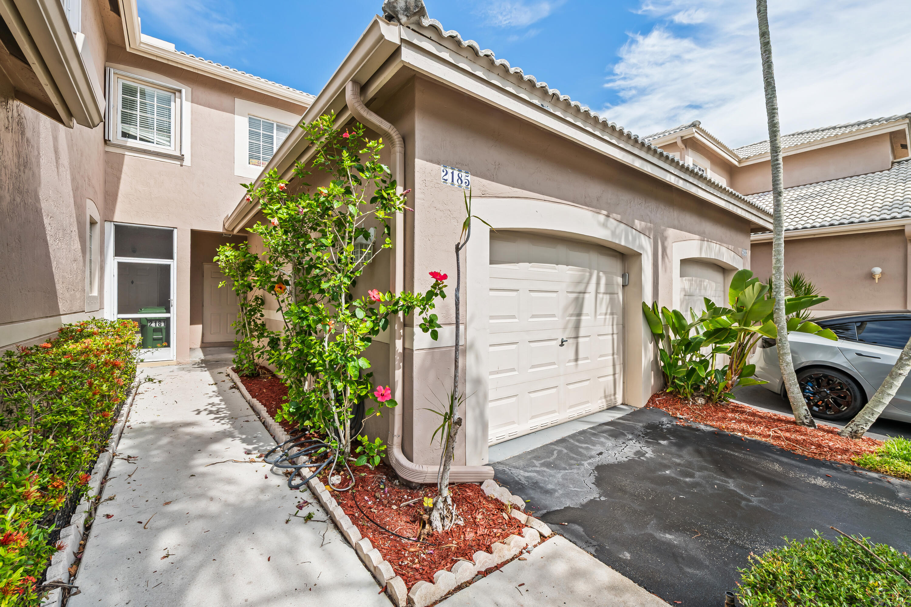Beautiful, move in ready. 2/2/1 with garage and screened in porch with lake views. Community pool, volleyball, playground and tennis court. Enjoy Weston's life style and "A" schools. Minutes from YMCA and public parks.