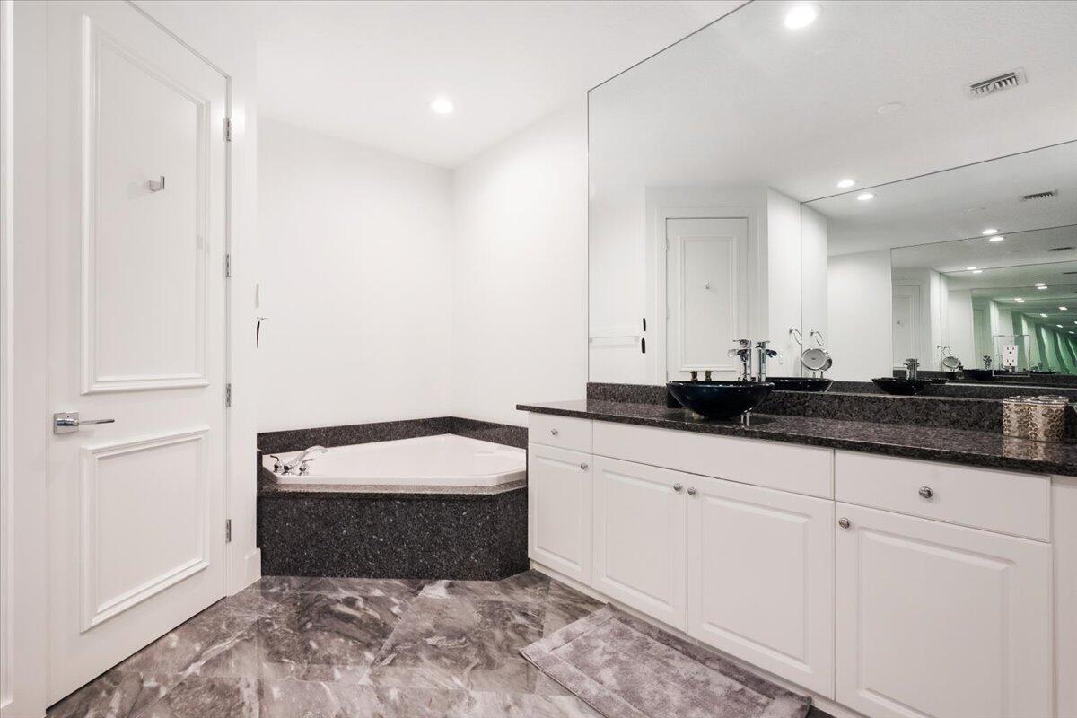 EAGLES LANDING OF P B POLO AND COUNTRY CLUB - Residential Lease