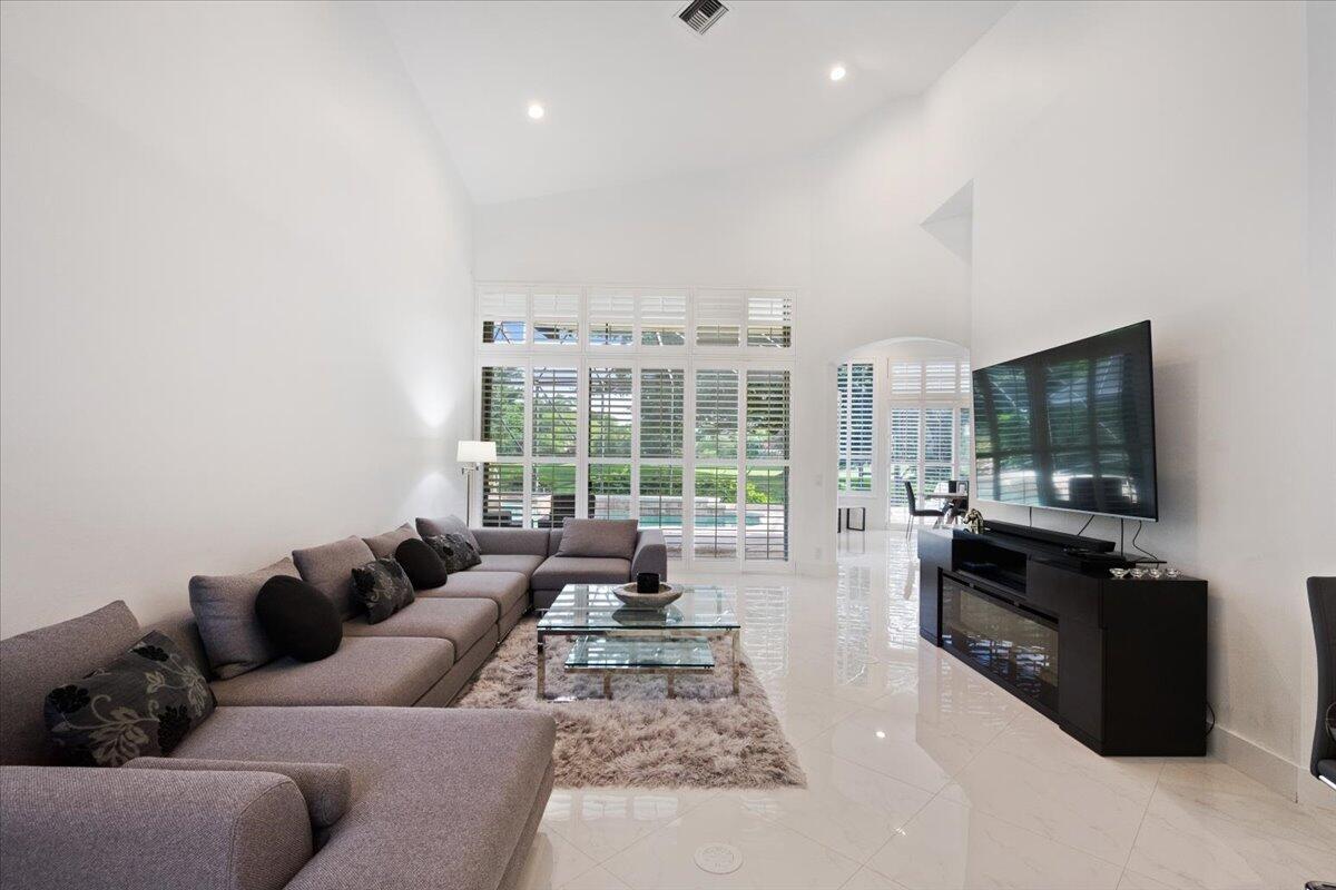 EAGLES LANDING OF P B POLO AND COUNTRY CLUB - Residential Lease