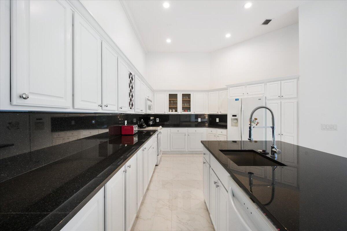 EAGLES LANDING OF P B POLO AND COUNTRY CLUB - Residential Lease