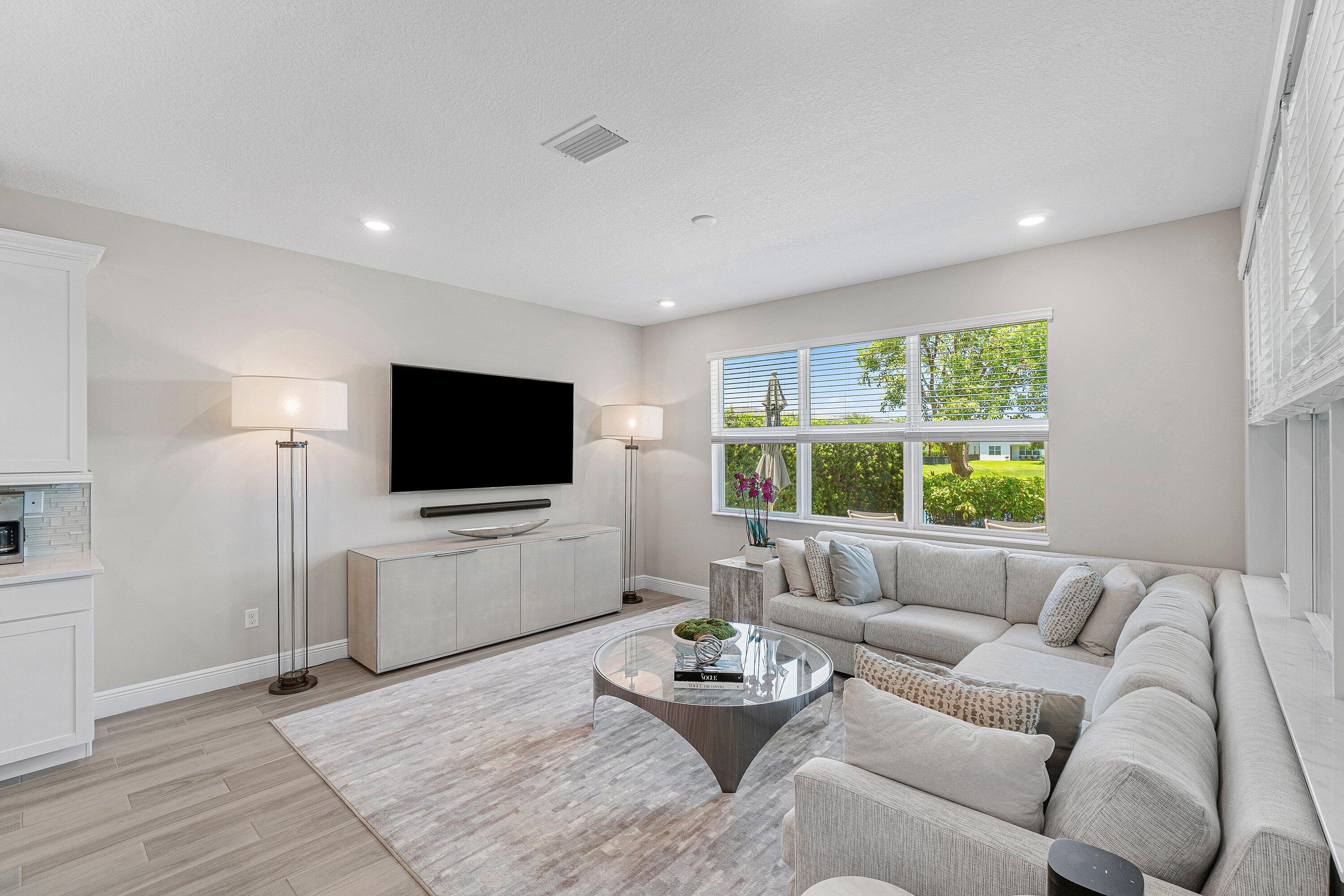 CRYSTAL LAKE 1ST SEC - Residential