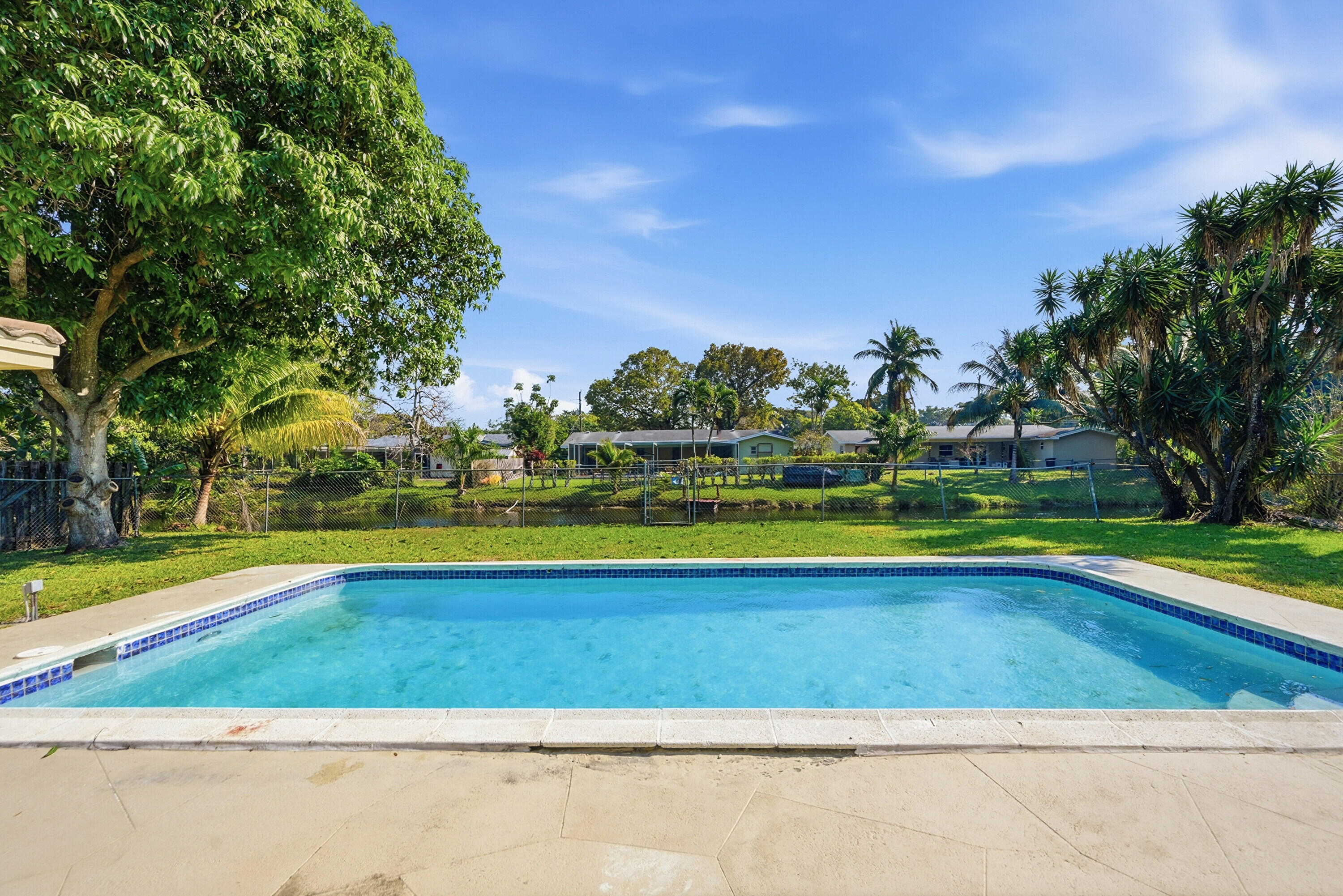 MIRROR LAKE ESTATES SEC SIX - Residential