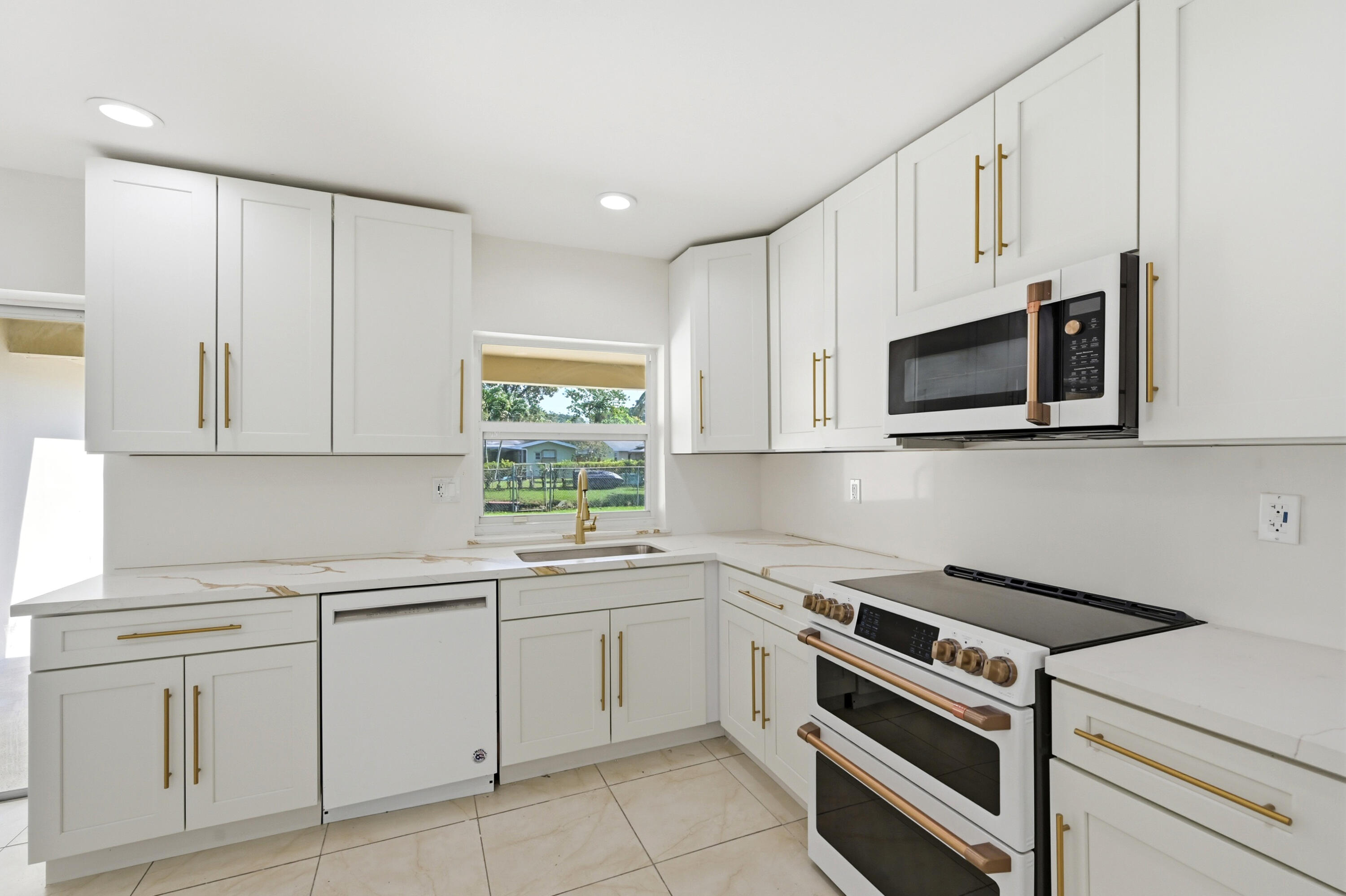 MIRROR LAKE ESTATES SEC SIX - Residential