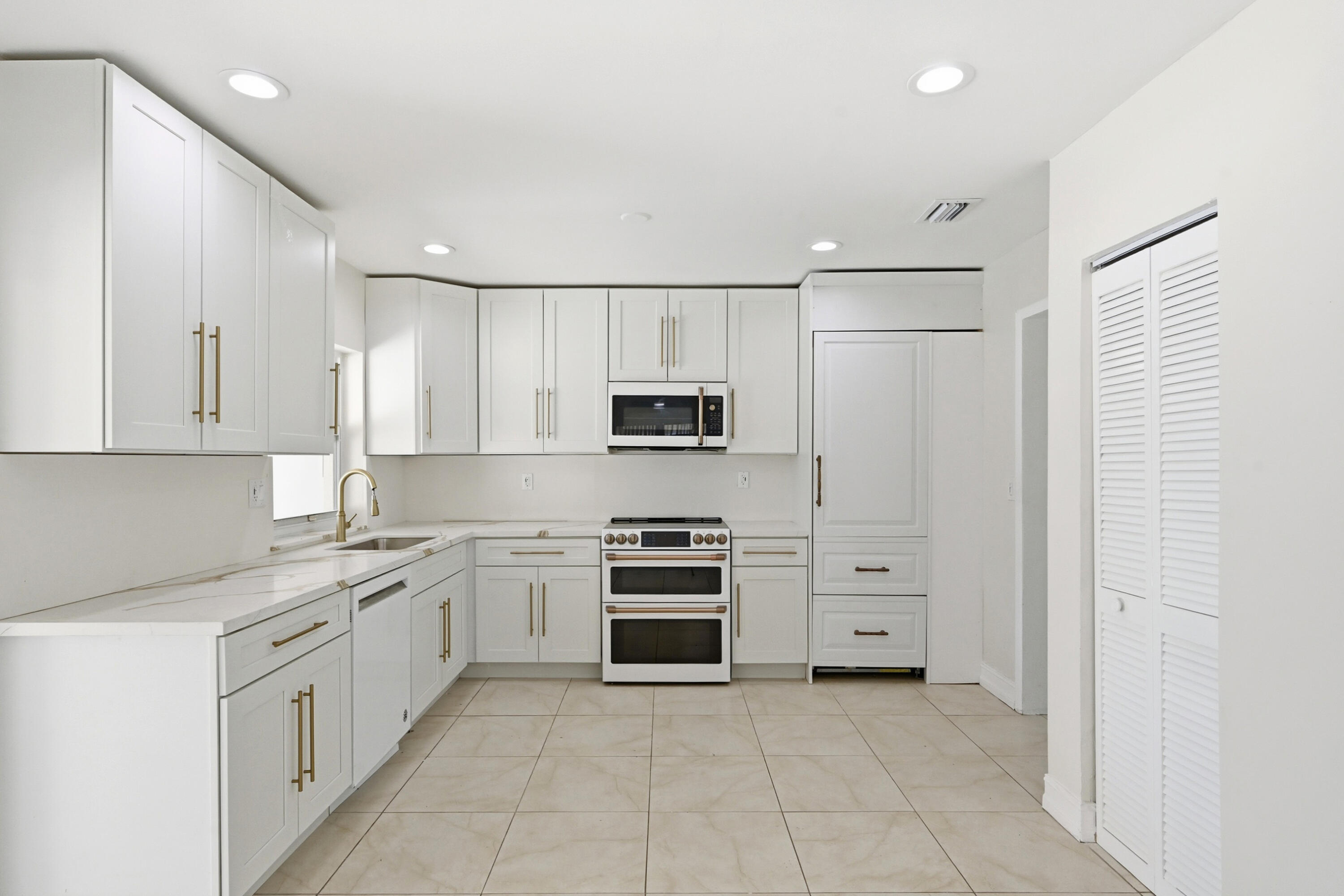 MIRROR LAKE ESTATES SEC SIX - Residential