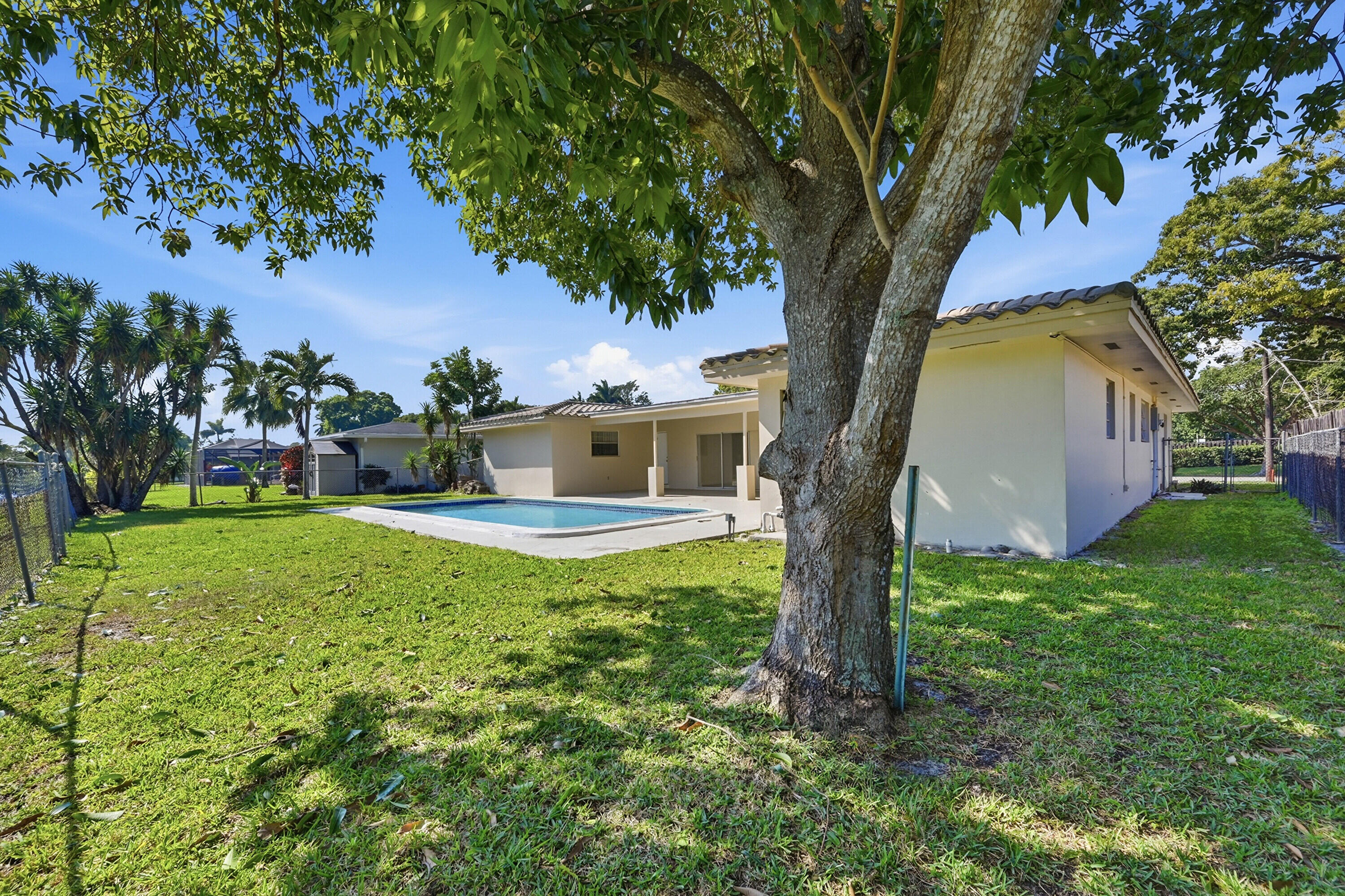 MIRROR LAKE ESTATES SEC SIX - Residential