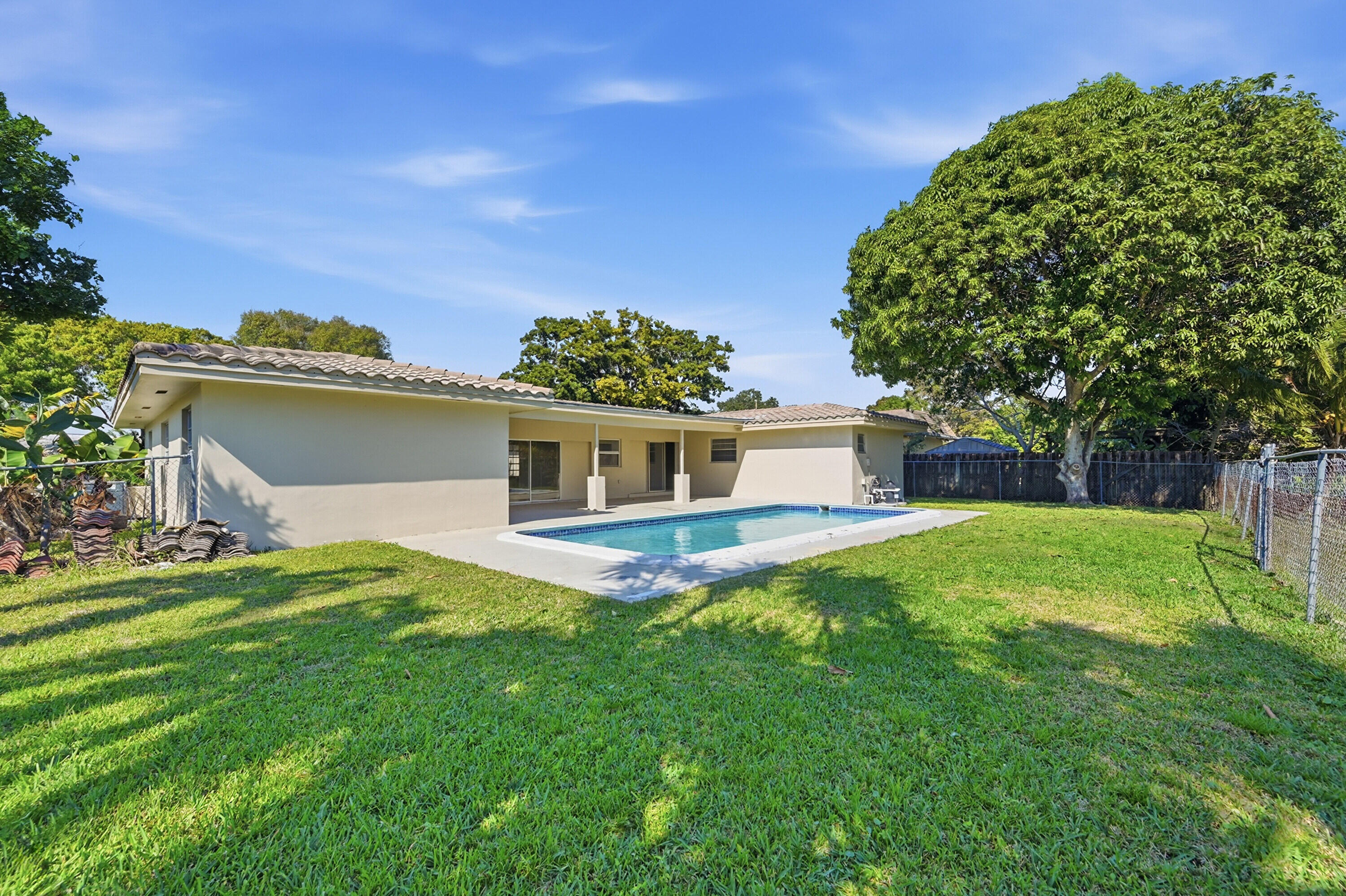 MIRROR LAKE ESTATES SEC SIX - Residential