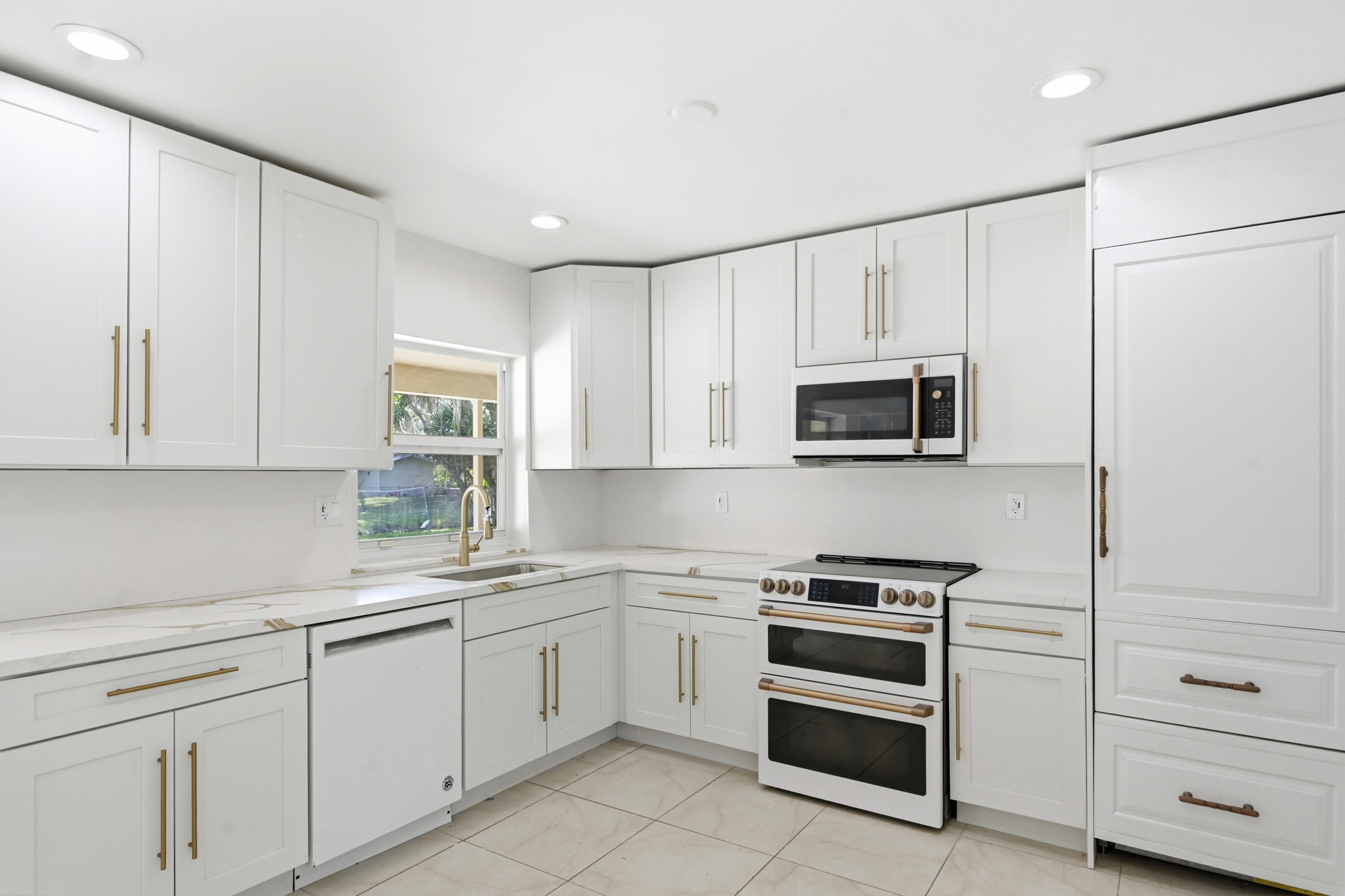 MIRROR LAKE ESTATES SEC SIX - Residential