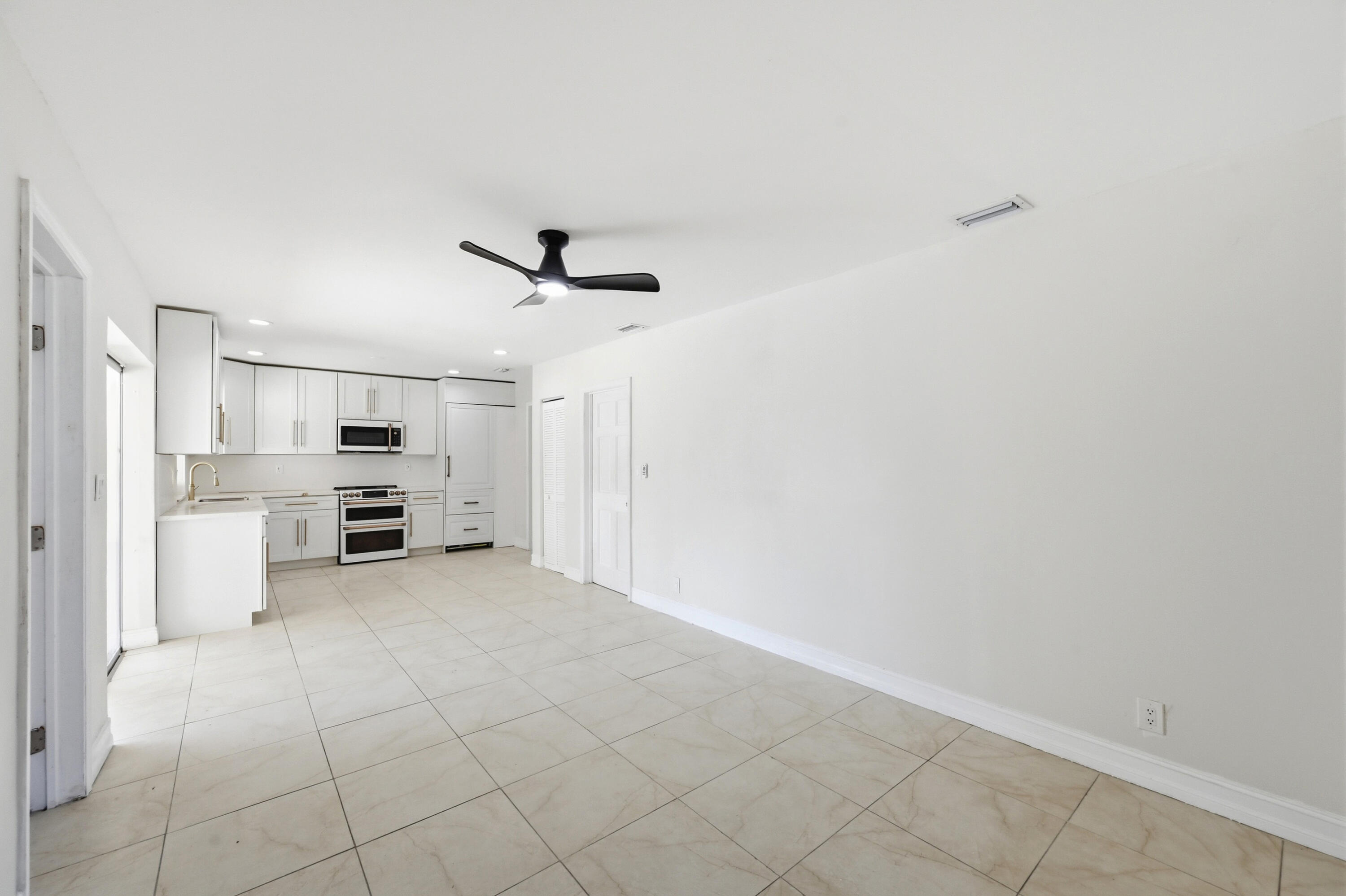MIRROR LAKE ESTATES SEC SIX - Residential