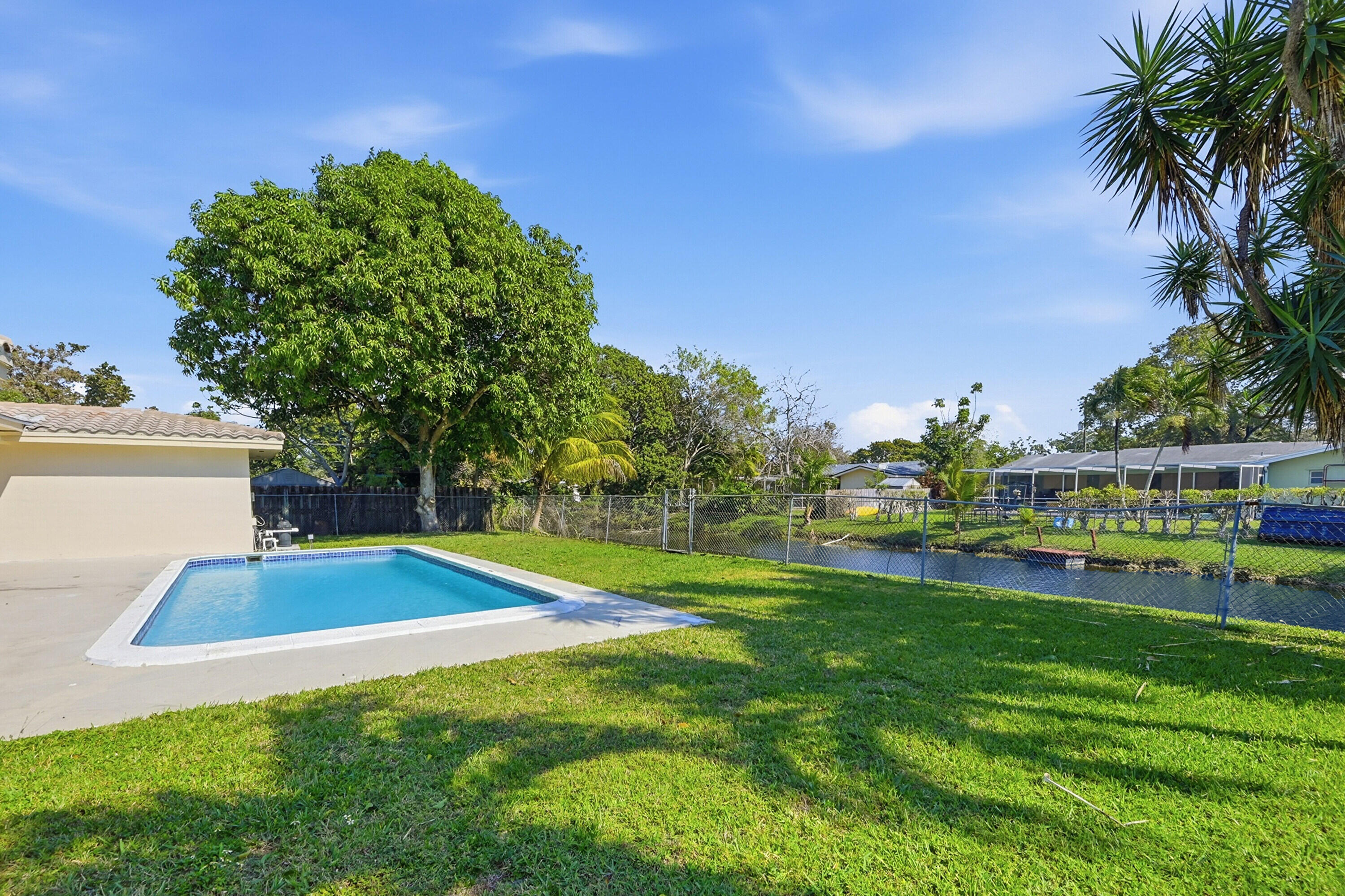 MIRROR LAKE ESTATES SEC SIX - Residential