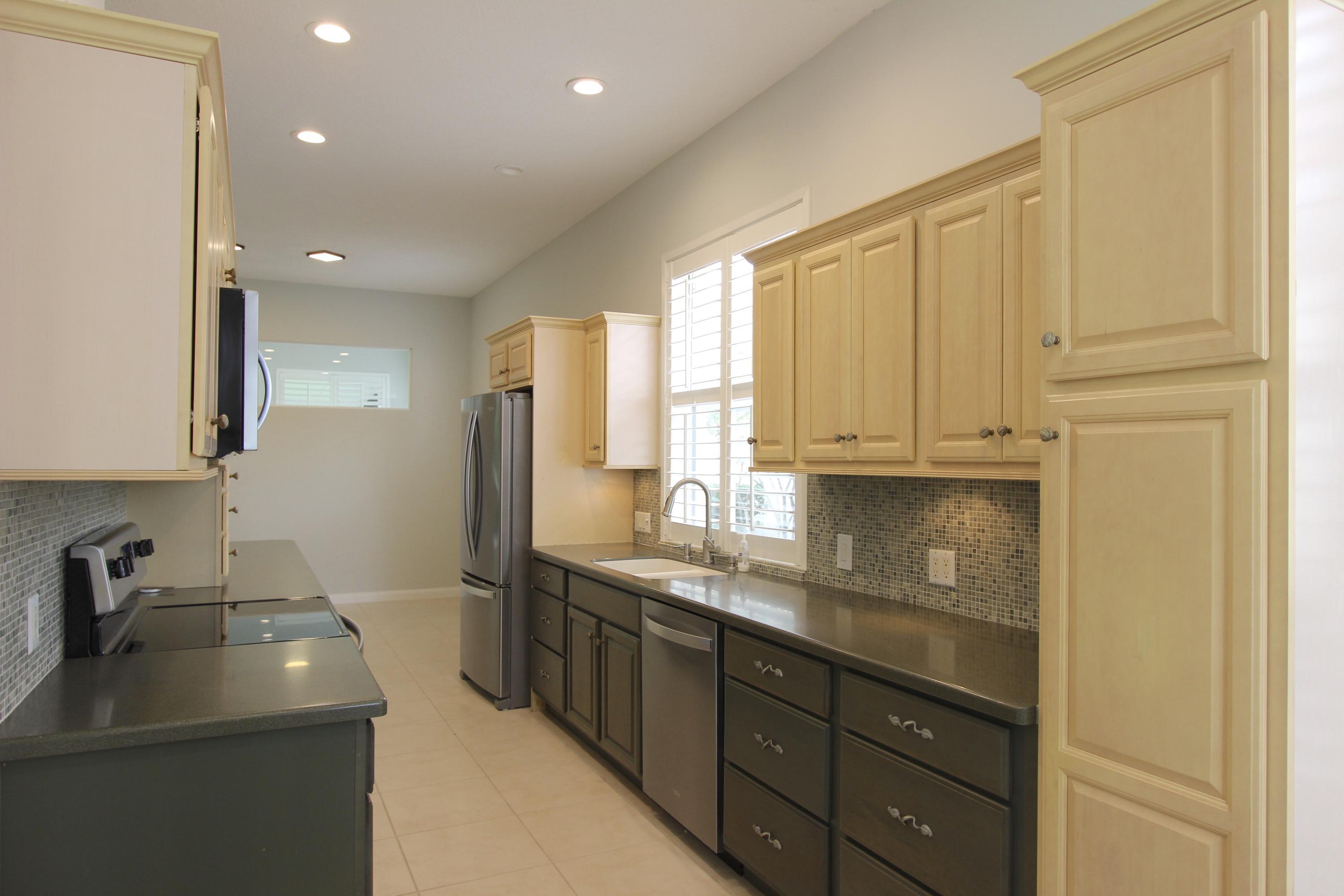 HAMPTONS AT MAPLEWOOD - Residential Lease